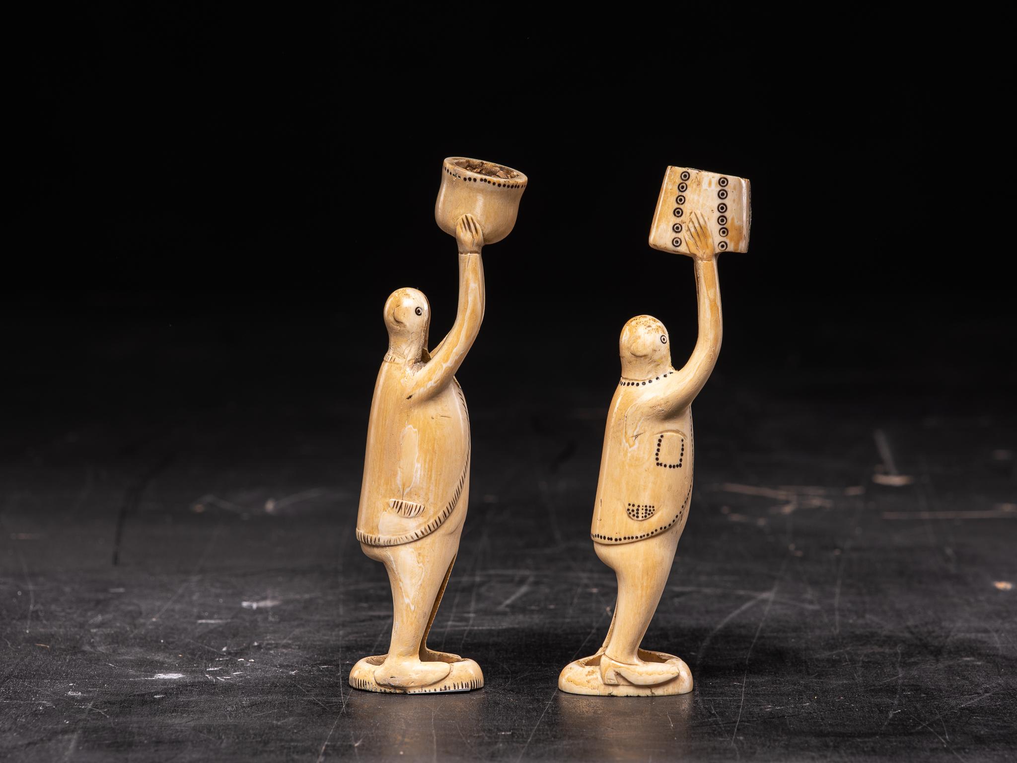 Pair of Inuit Male Statues carved in Caribou bone-probably Nunivak, 20th Century In condizioni buone in vendita a Leuven , BE