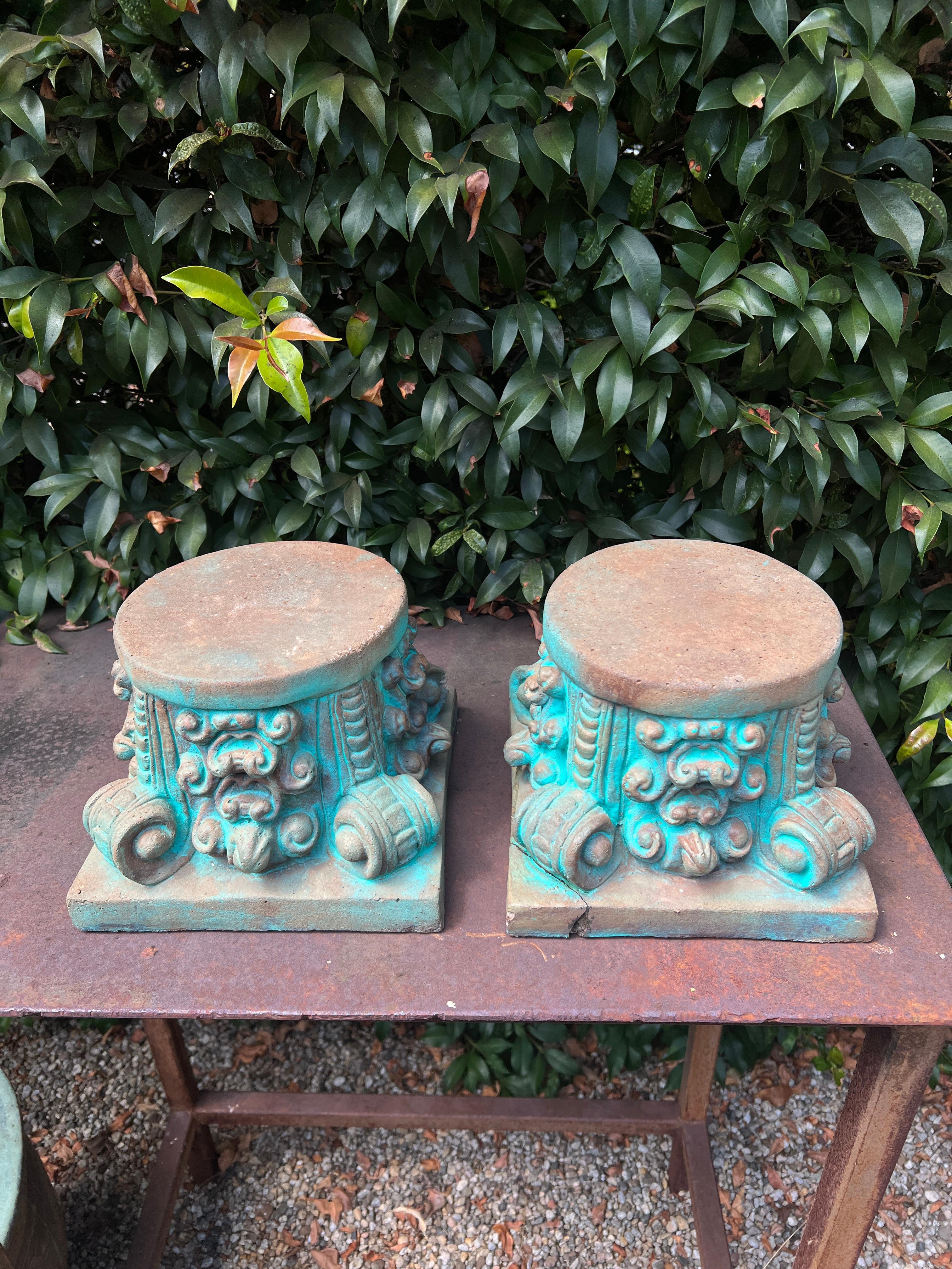 Paire de socles patinés à colonnes ioniques.  La paire est très belle et peut se tenir debout ou fonctionner comme une belle paire de socles ou de supports pour les plantes dans le jardin ou à l'intérieur. Ils peuvent également être isolés et