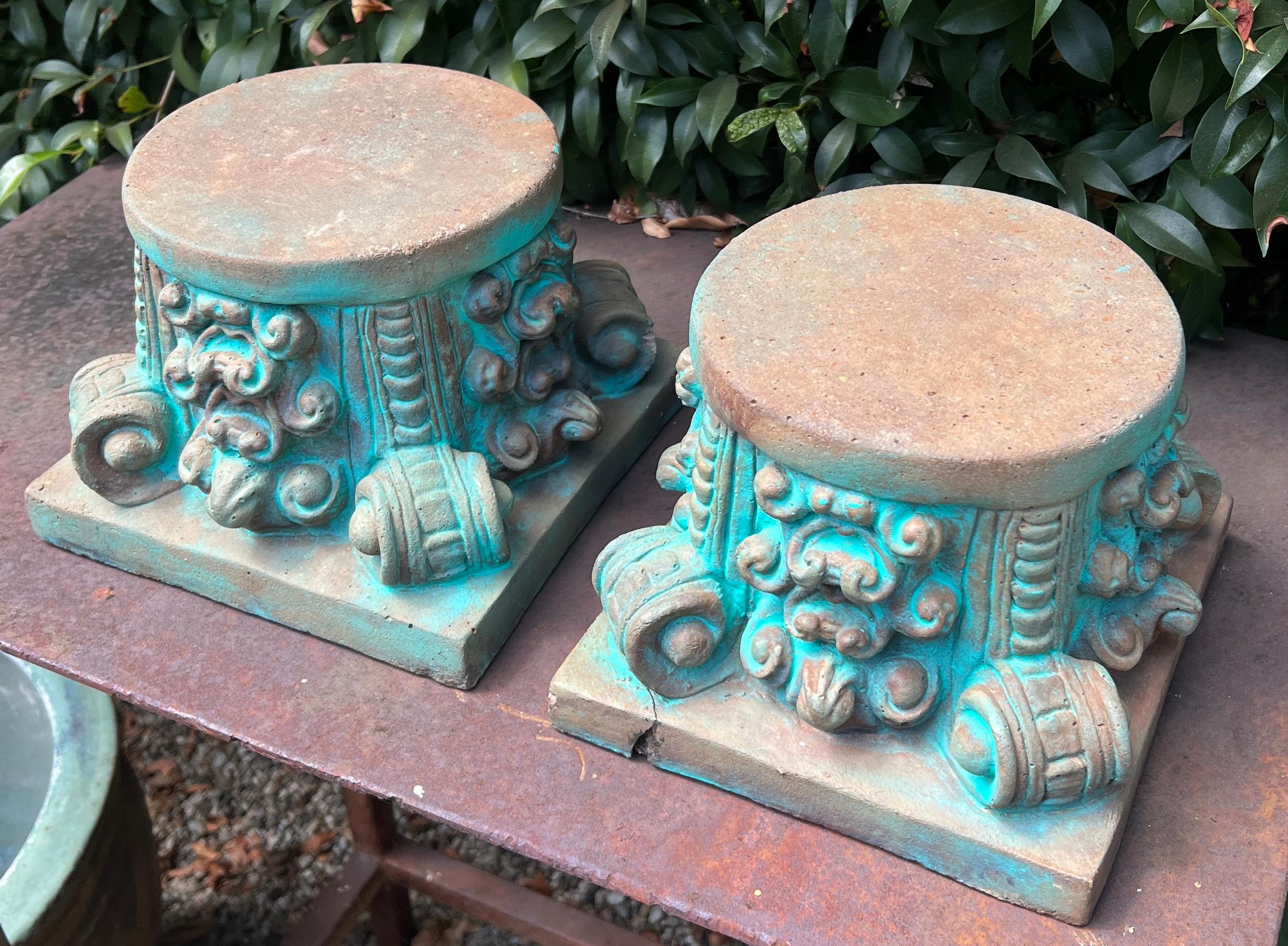 Paire de socles à colonnes ioniques Piédestaux ou supports de plantes Bon état - En vente à Los Angeles, CA