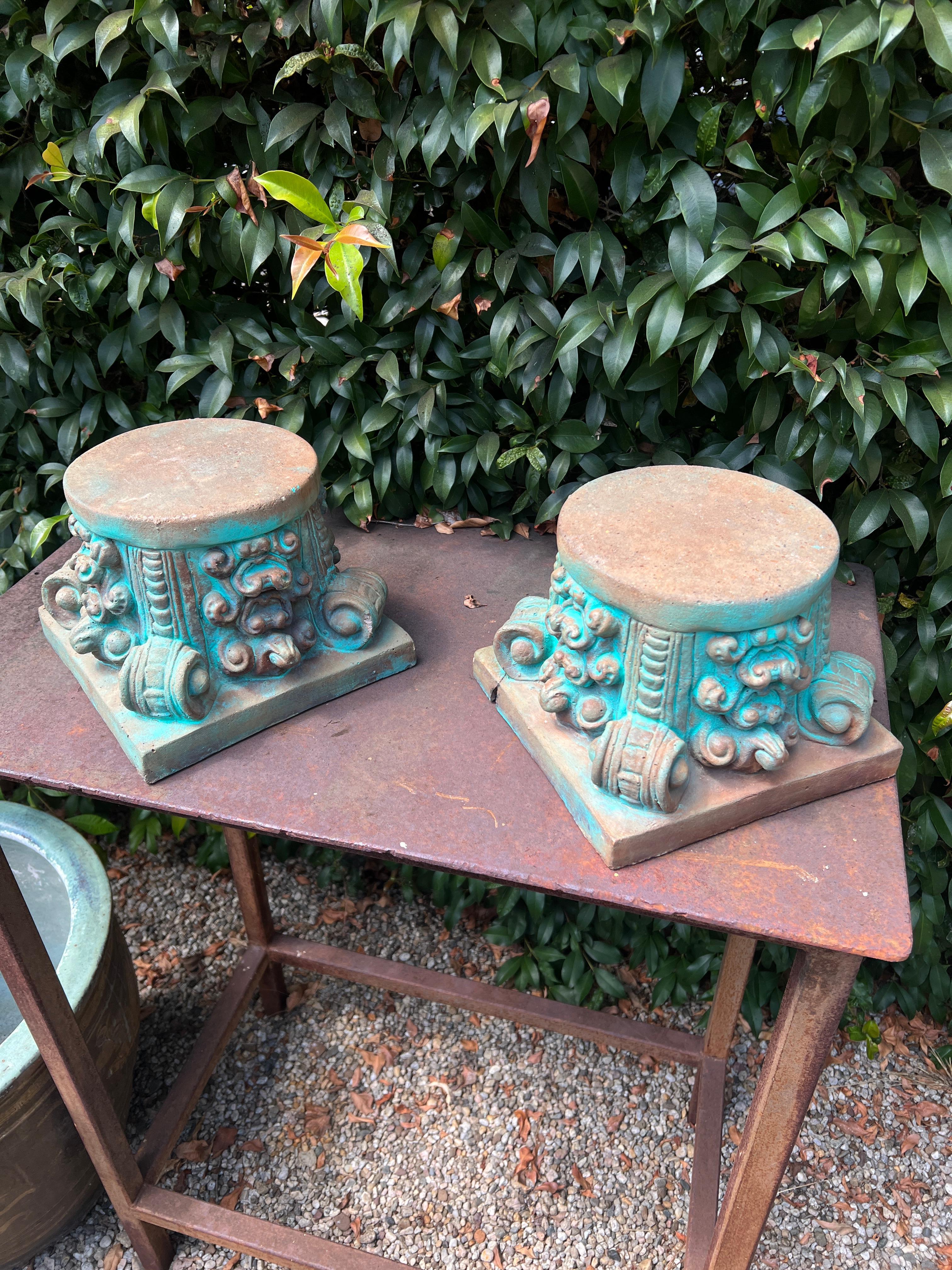 20ième siècle Paire de socles à colonnes ioniques Piédestaux ou supports de plantes en vente