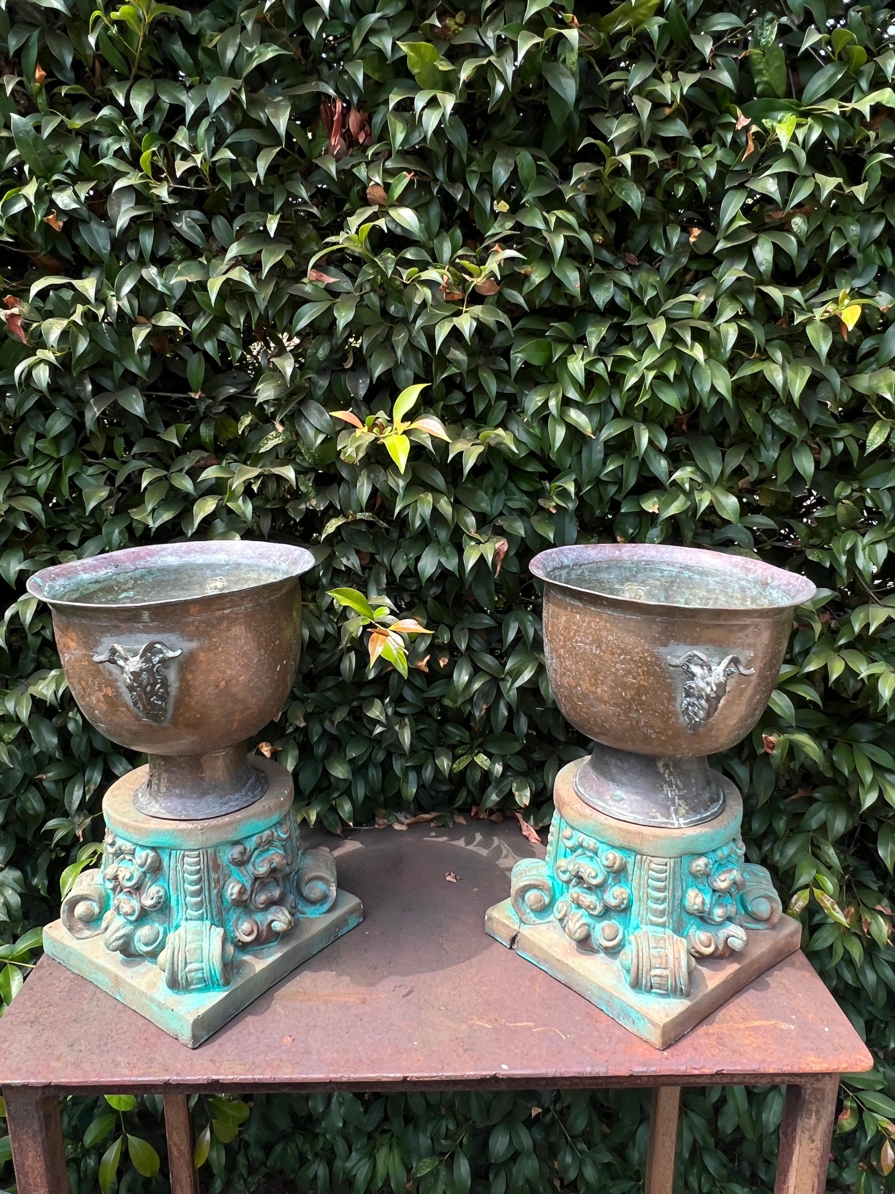 Béton Paire de socles à colonnes ioniques Piédestaux ou supports de plantes en vente