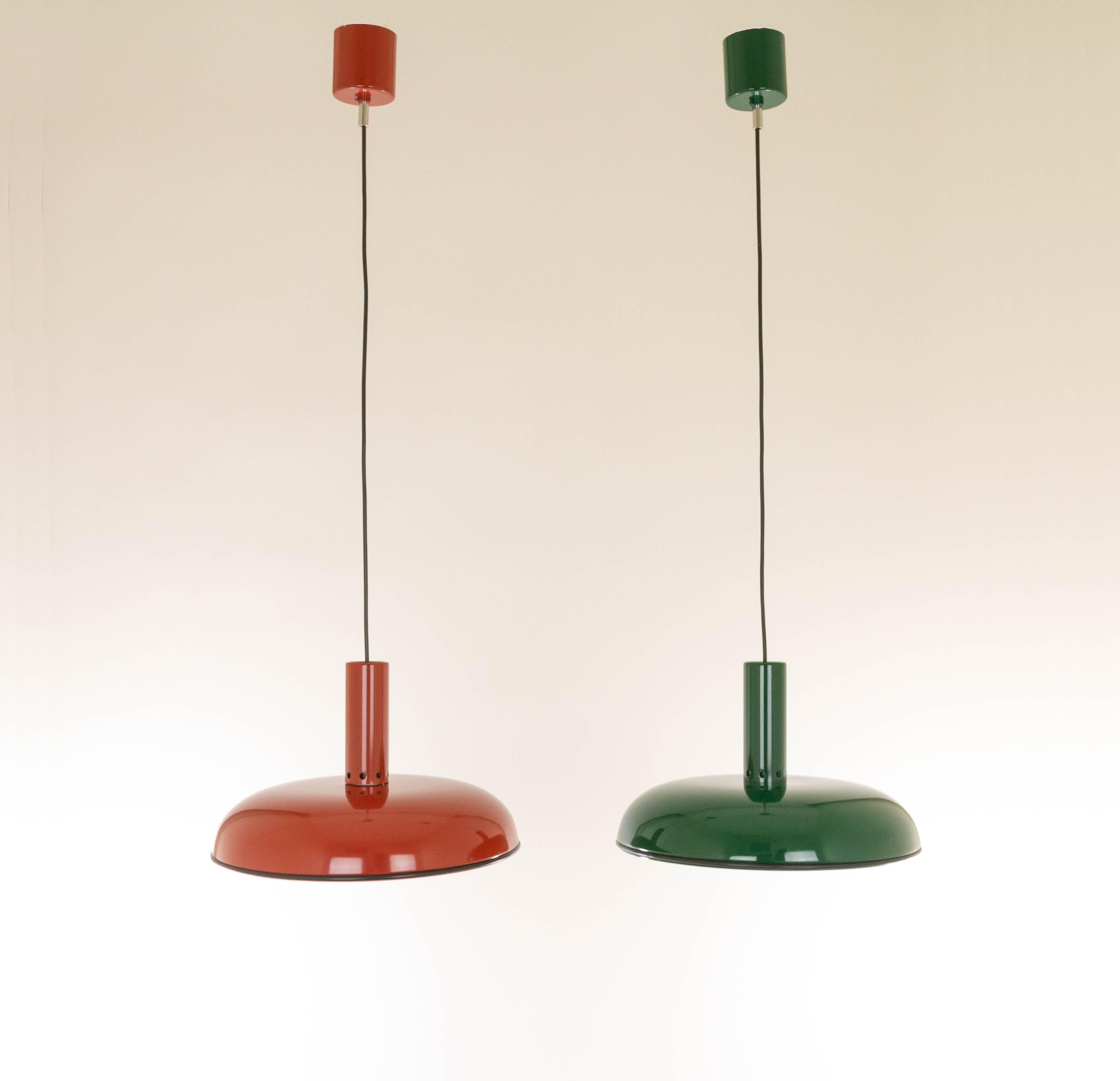 Pair of Iris pendants designed by Hiroyuki Tsugawa together with Studio Simon and manufactured by Sirrah in the 1980s.

The model consists of a metal shade with black rubber edge and a lightbulb holder. The ceiling cap is part of the