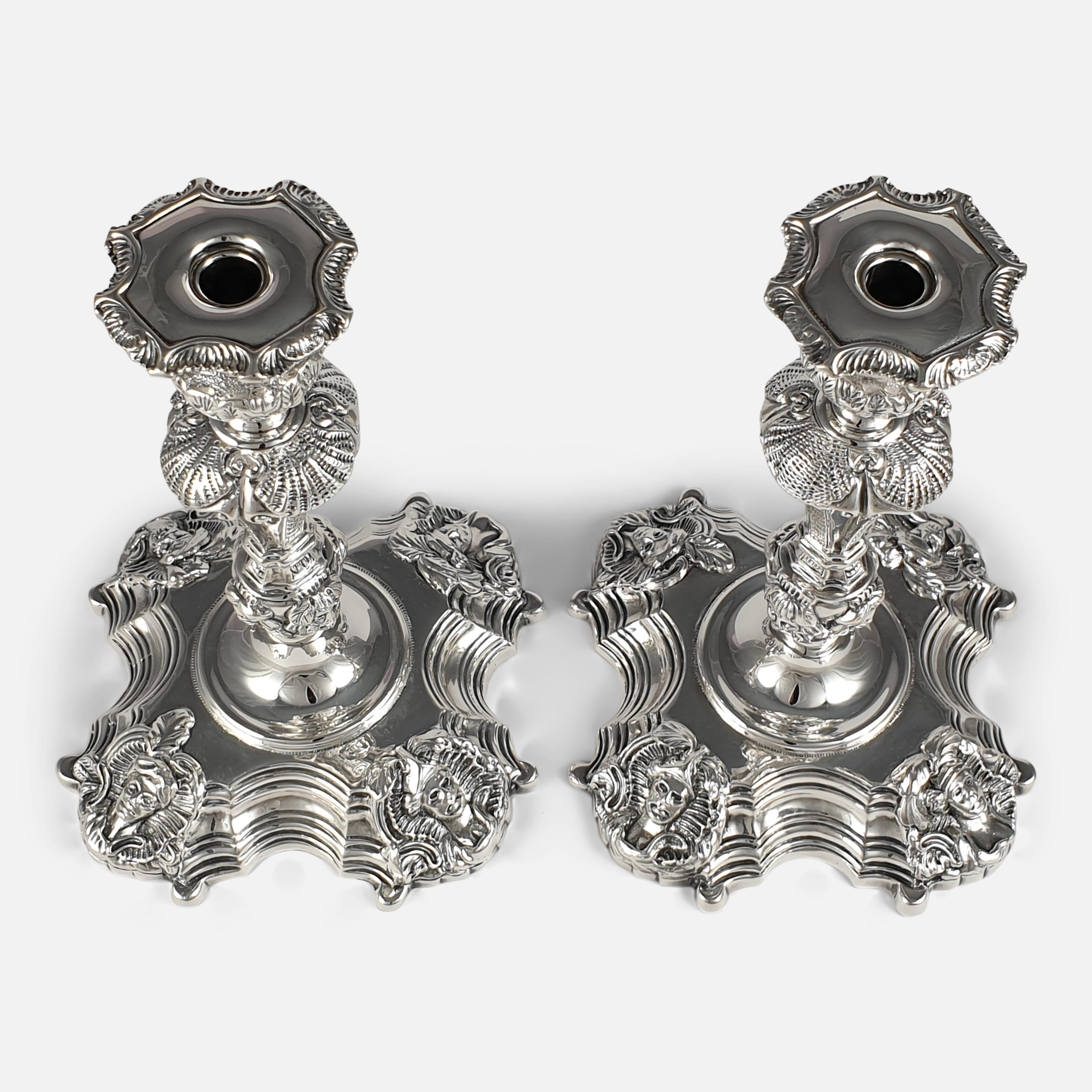 Pareja de candelabros irlandeses de plata de ley, 1969 Plata esterlina en venta
