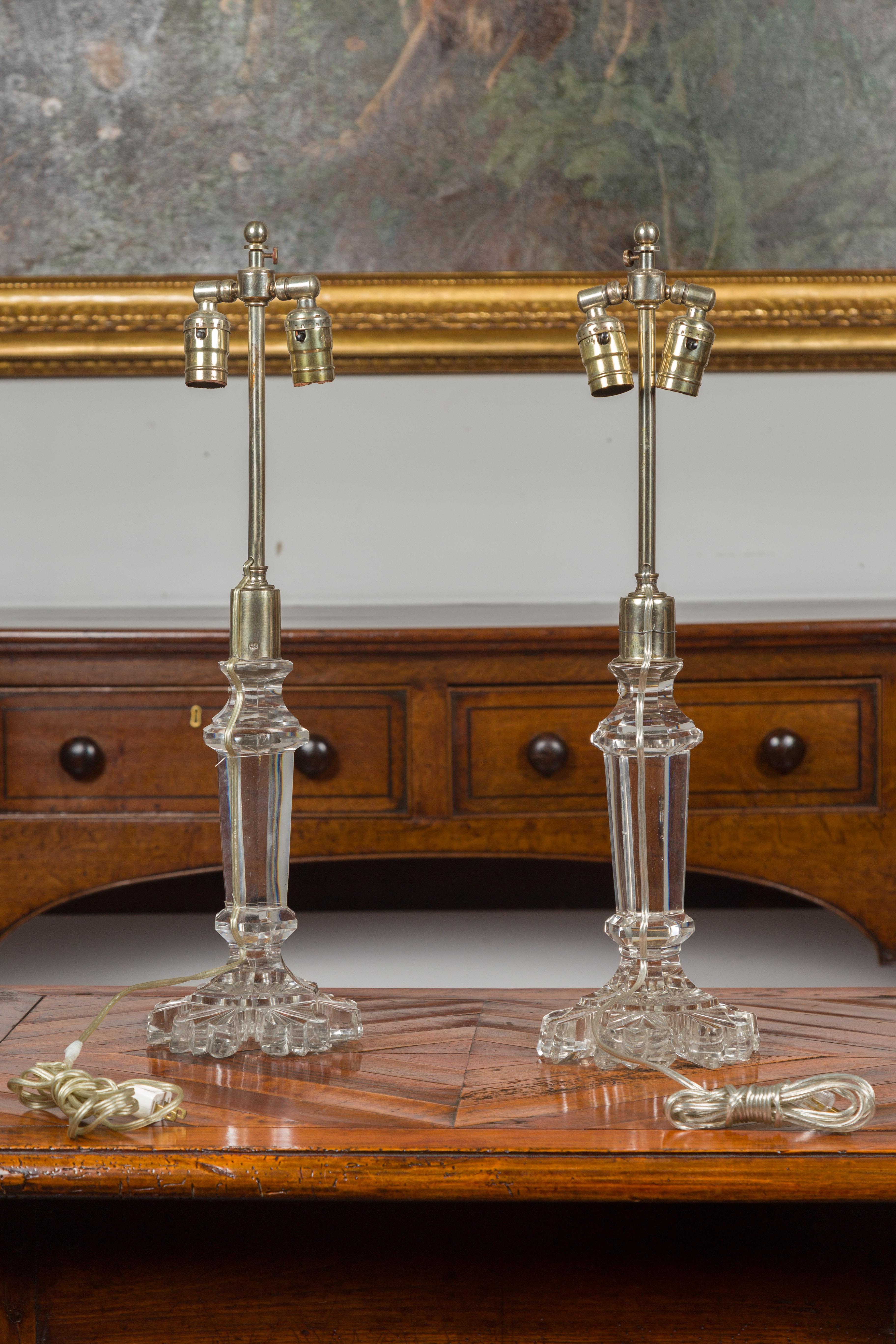 Paire de lampes de bureau à deux lumières en cristal irlandais des années 1850 avec socles de forme florale en vente 3