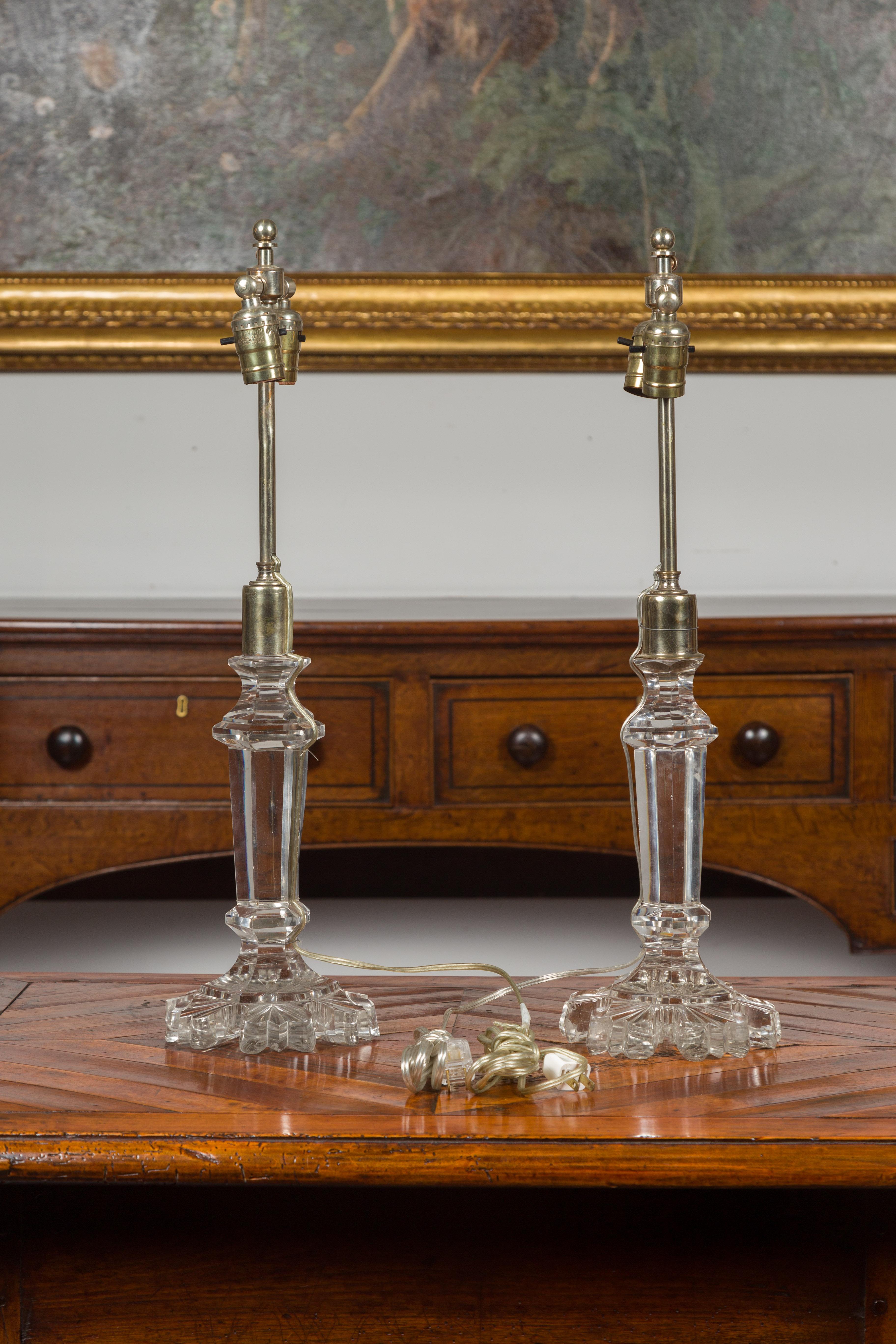 Paire de lampes de bureau à deux lumières en cristal irlandais des années 1850 avec socles de forme florale en vente 4