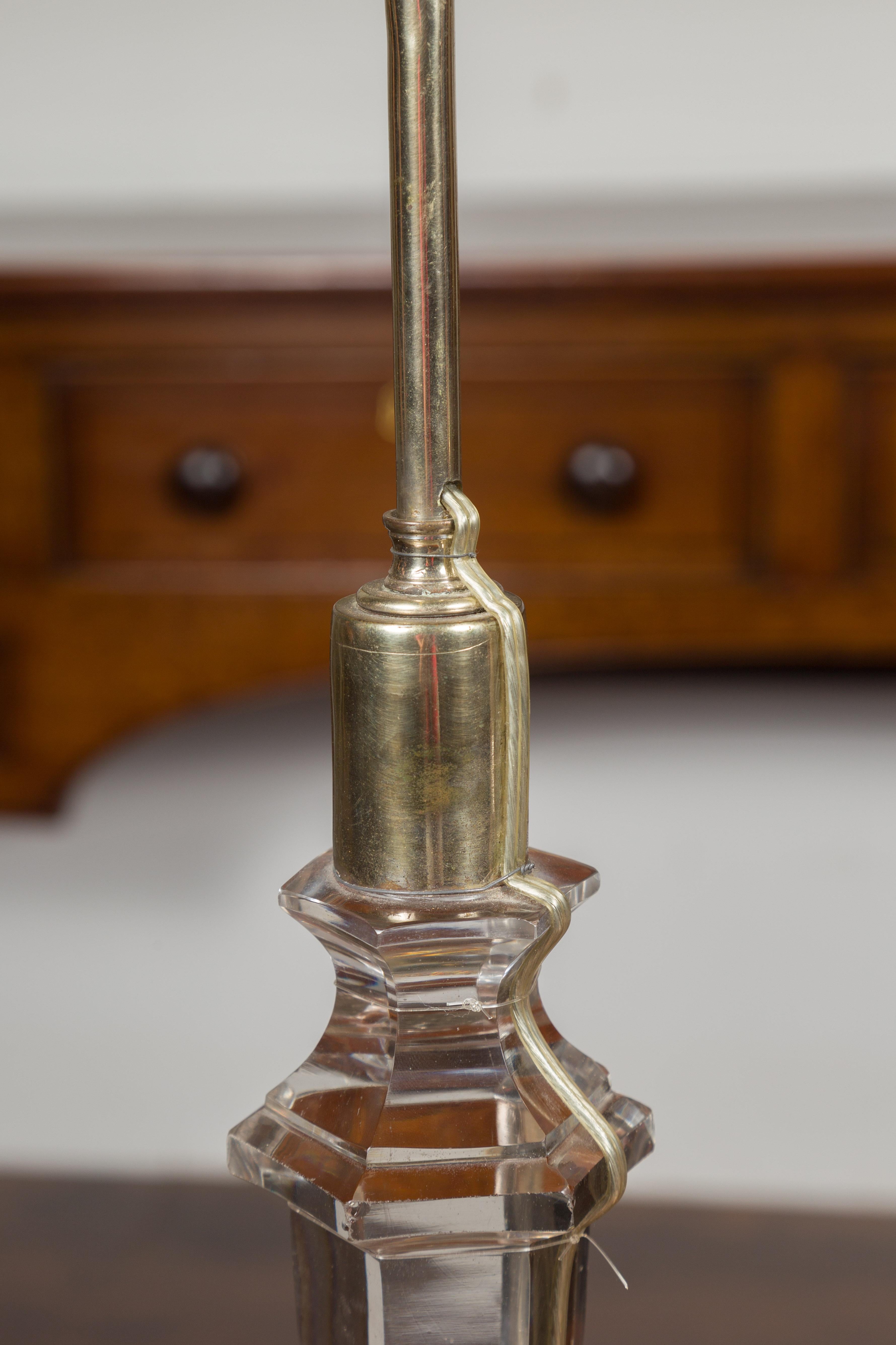 Paire de lampes de bureau à deux lumières en cristal irlandais des années 1850 avec socles de forme florale en vente 5