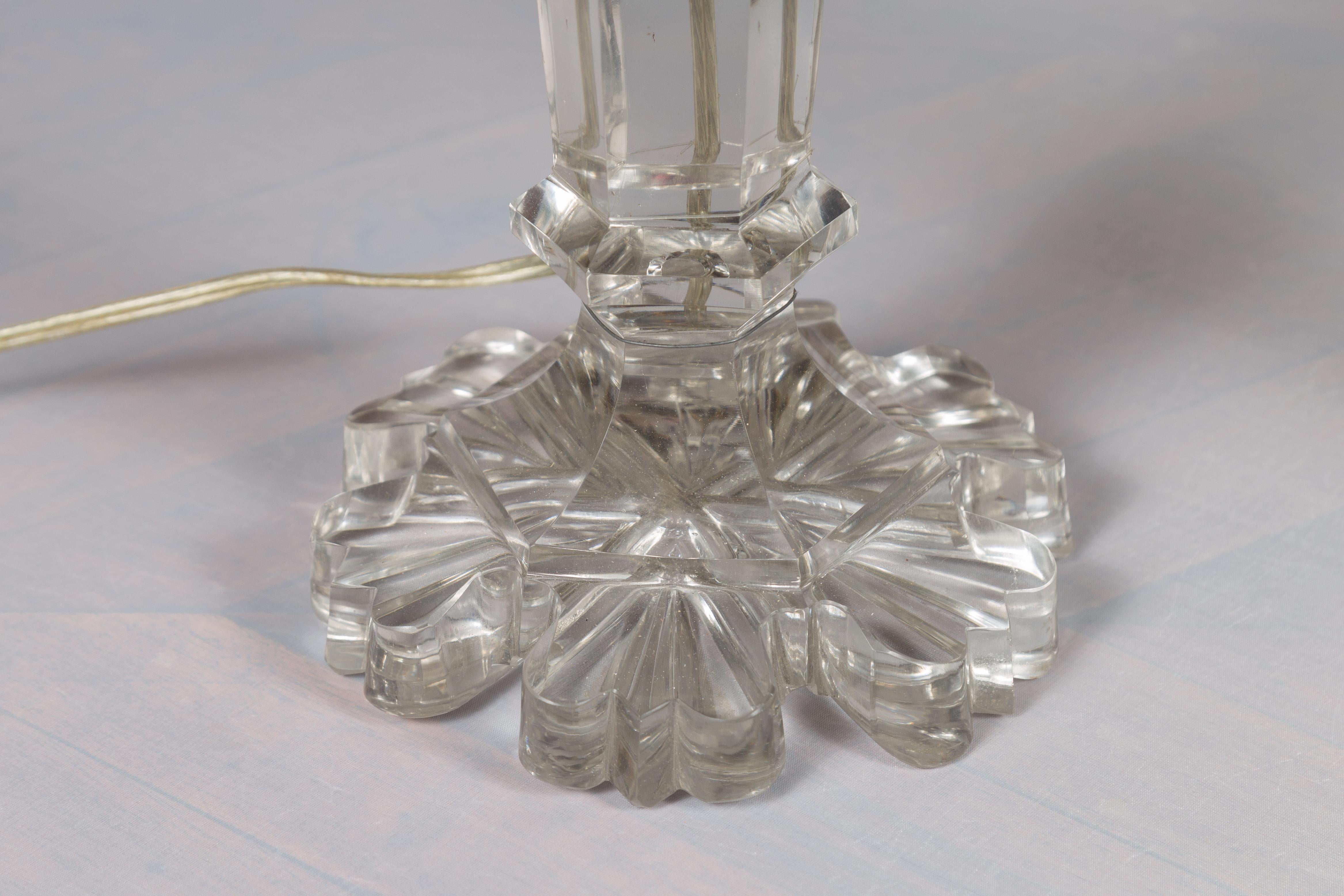 Une paire de lampes de table à deux lumières en cristal irlandais du milieu du 19e siècle, avec des bases de forme florale. Créée en Irlande dans les années 1850, cette paire de lampes de table présente une base hexagonale en cristal reposant sur un