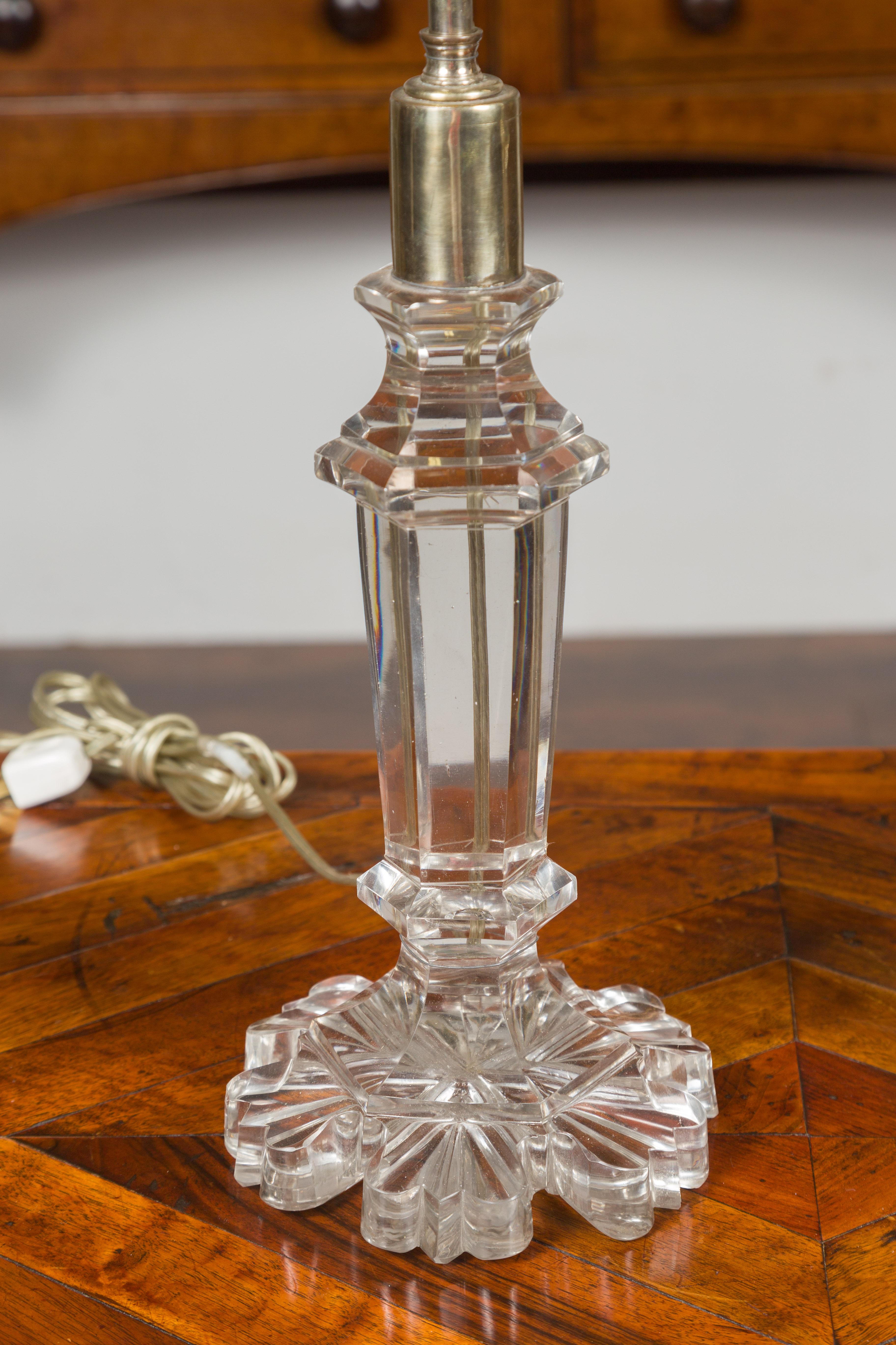XIXe siècle Paire de lampes de bureau à deux lumières en cristal irlandais des années 1850 avec socles de forme florale en vente