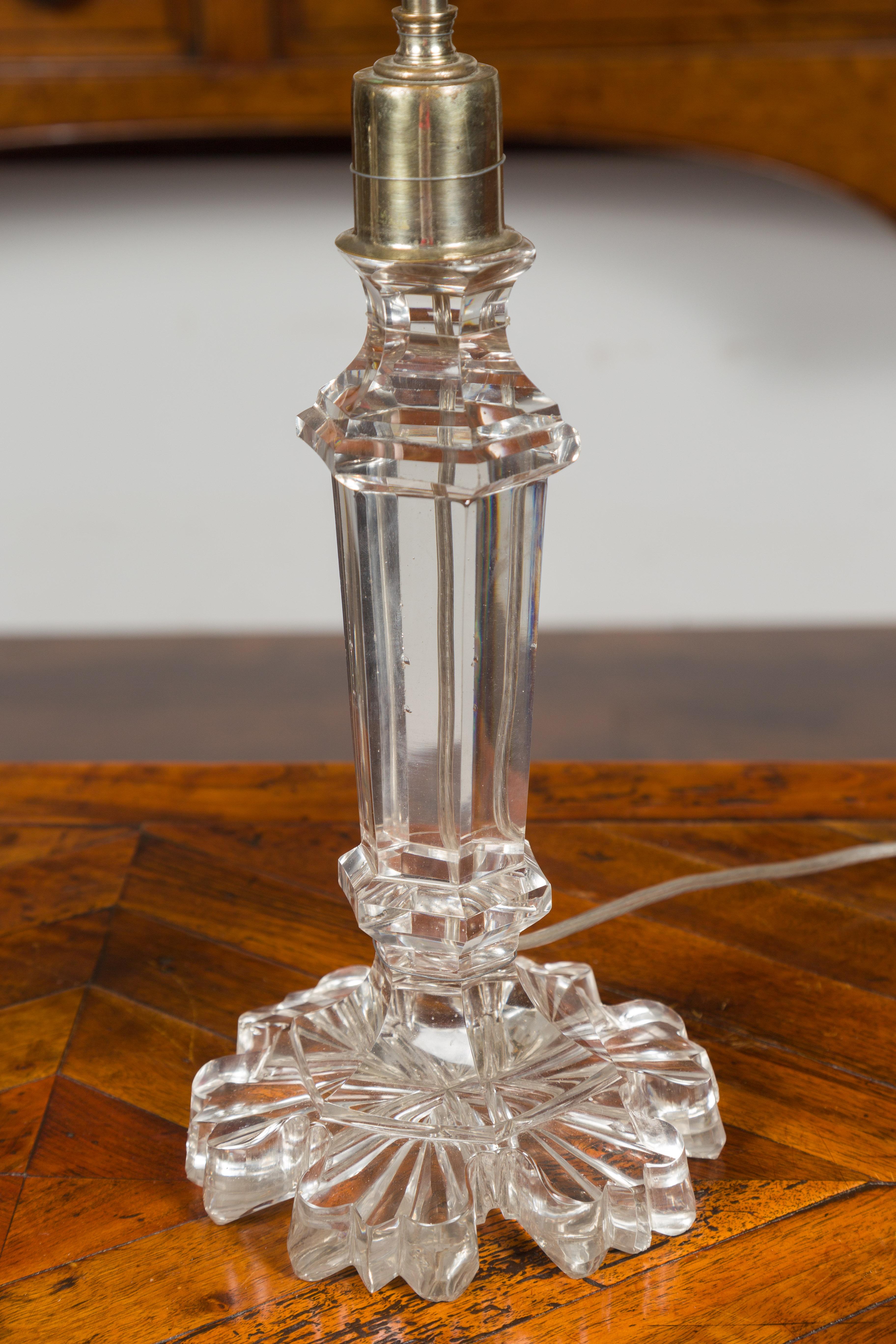 Cristal Paire de lampes de bureau à deux lumières en cristal irlandais des années 1850 avec socles de forme florale en vente