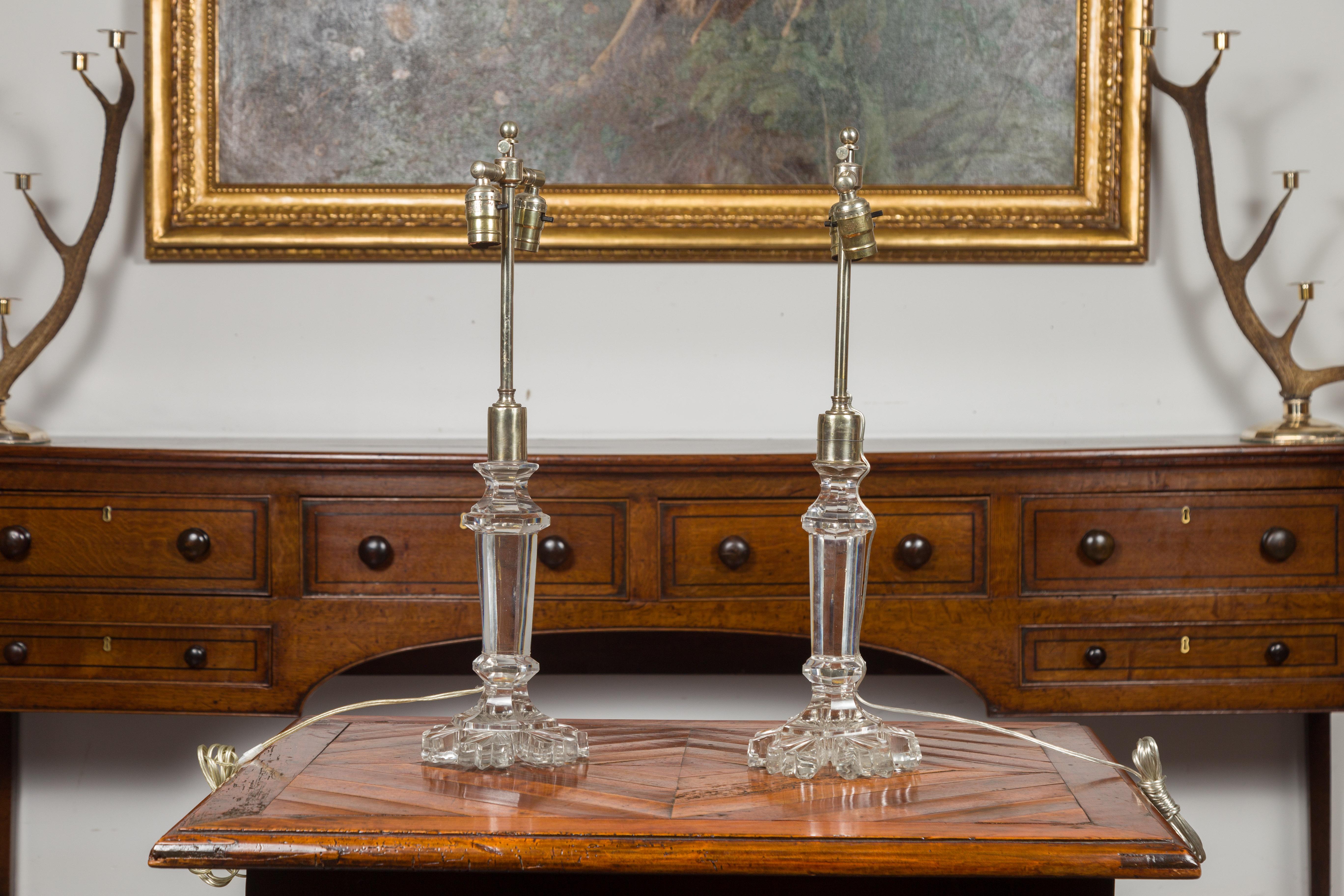 Paire de lampes de bureau à deux lumières en cristal irlandais des années 1850 avec socles de forme florale en vente 2