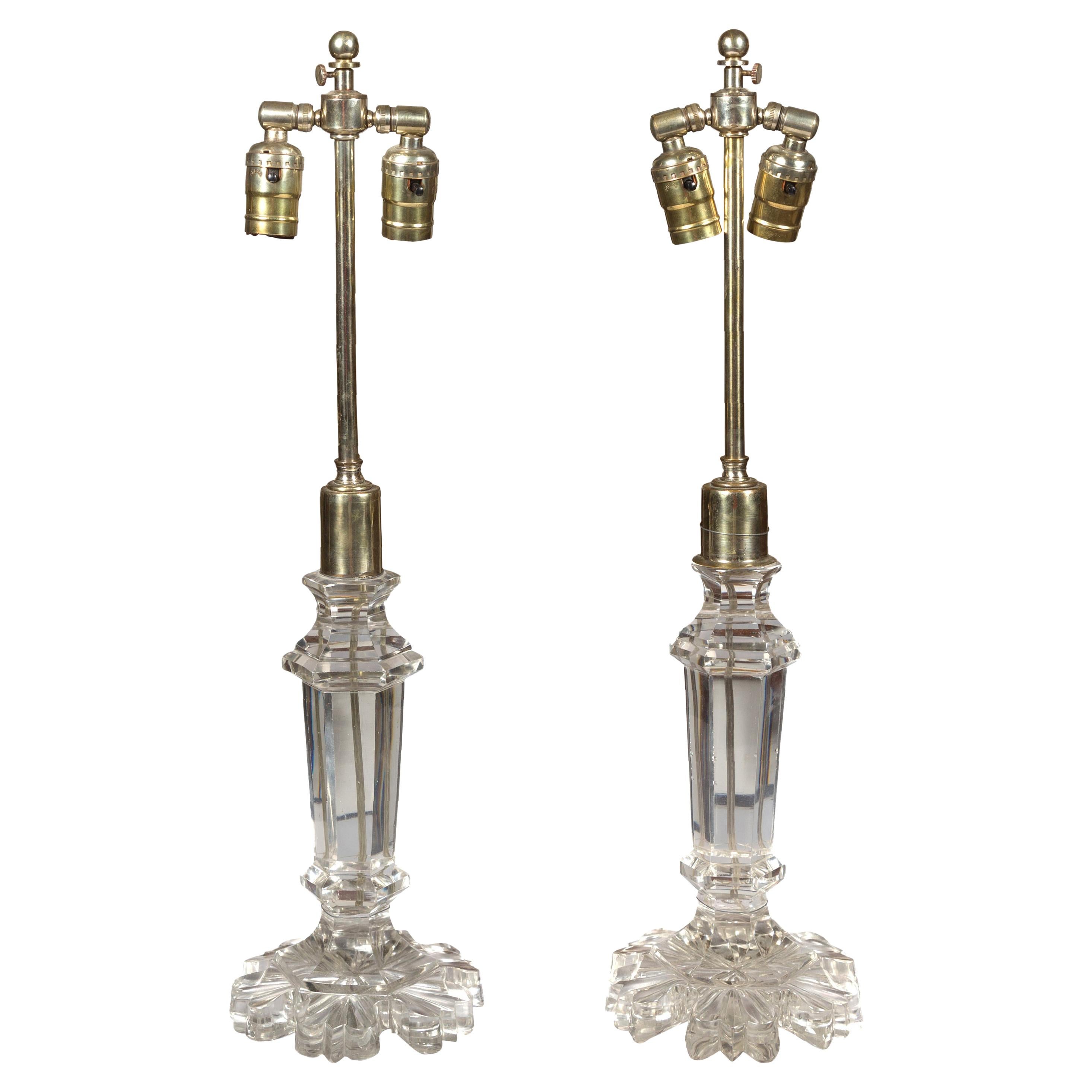 Paire de lampes de bureau à deux lumières en cristal irlandais des années 1850 avec socles de forme florale