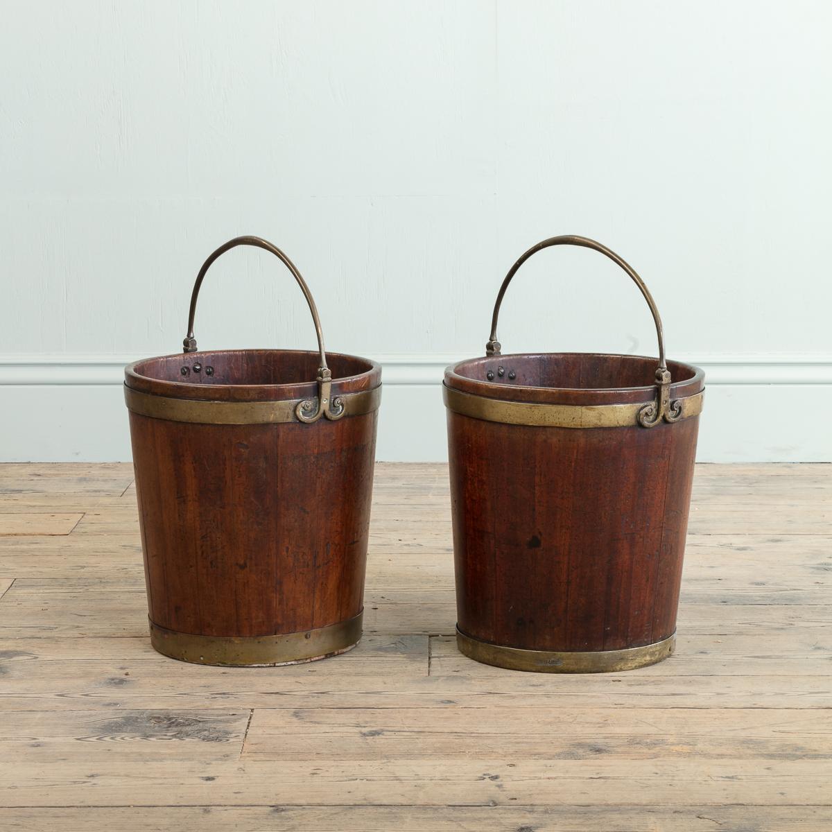 Coppia di secchi per torba irlandesi di Giorgio III in mogano con manici in ottone e superficie in mogano intatta.

Informazioni aggiuntive:
Dimensioni: Altezza: 39,5 cm, 15 1/2″
Diametro: 38 cm, 15″