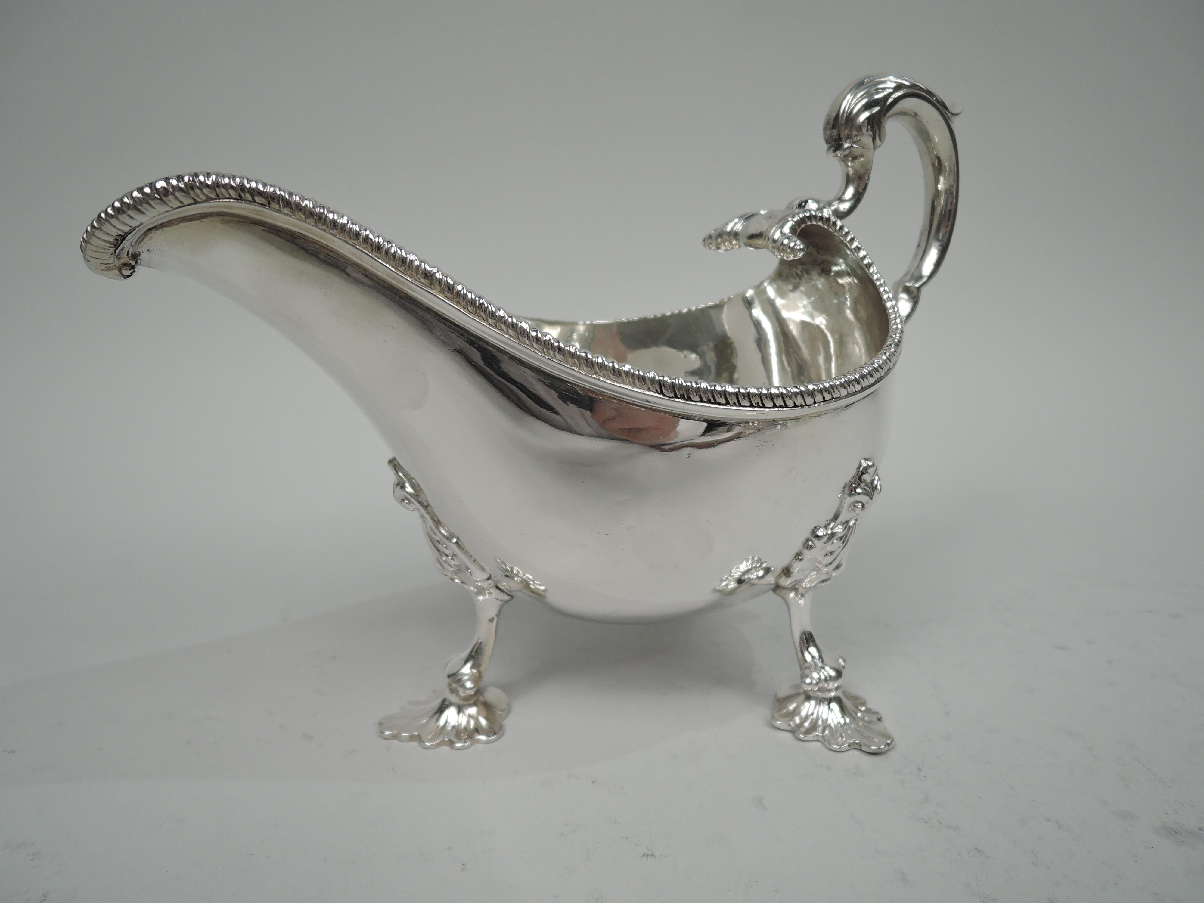 Pair of Irish Georgian Neoclassical Sterling Silver Gravy Boats In Good Condition For Sale In New York, NY