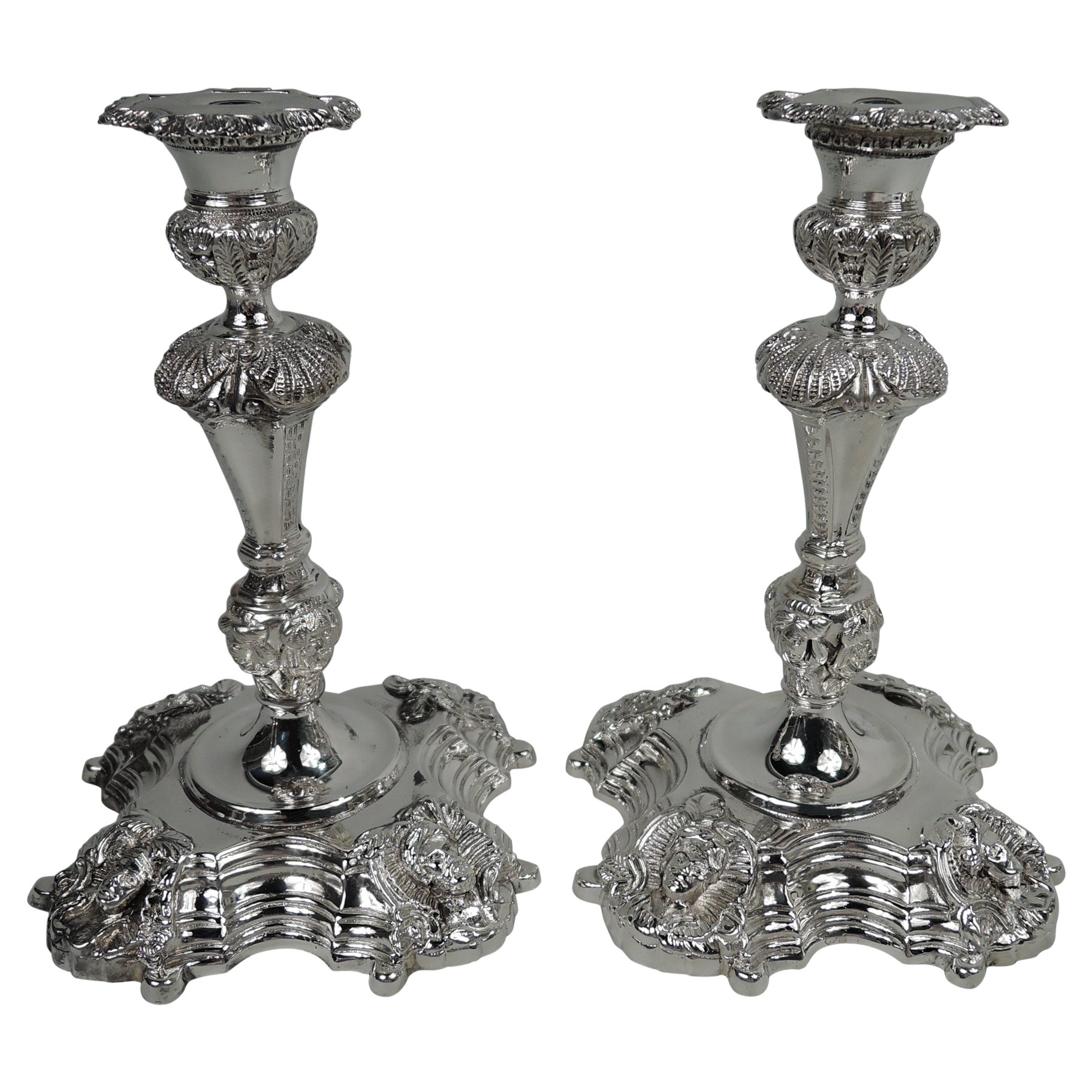 Paar irische georgianische Kerzenständer aus Sterlingsilber mit Muschel- und Maskenmuster, 1969 im Angebot