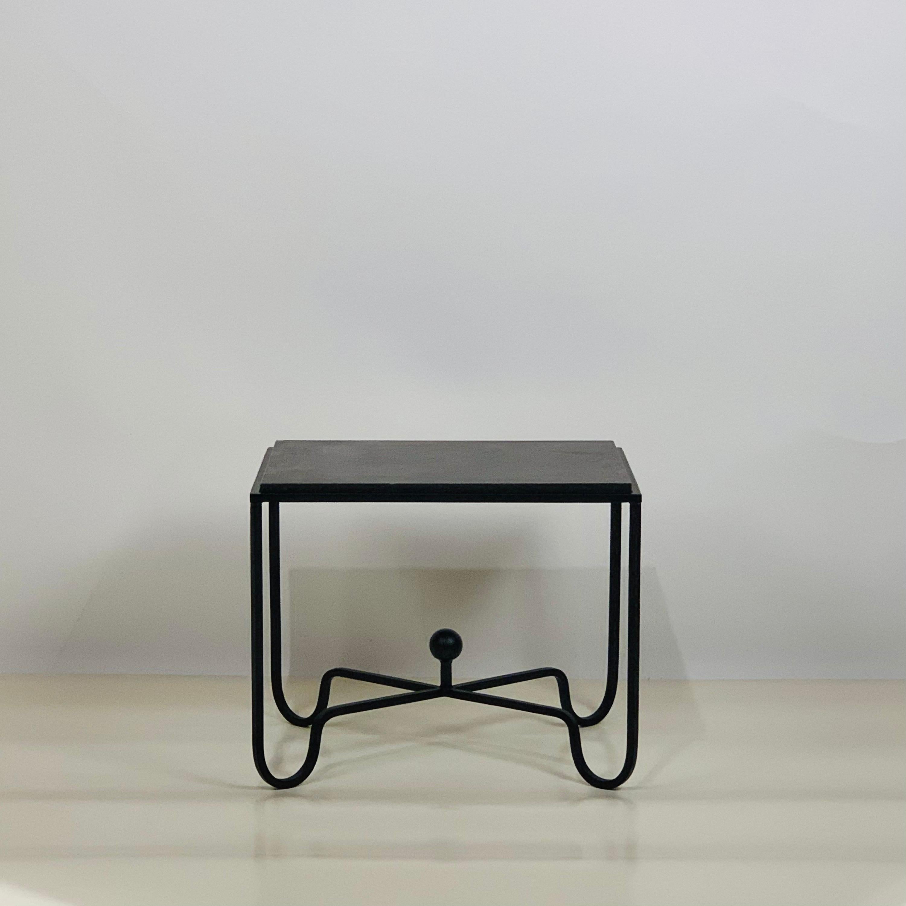 Paire de tables d'appoint 'Entretoise' en fer et pierre calcaire noire par Design Frères.