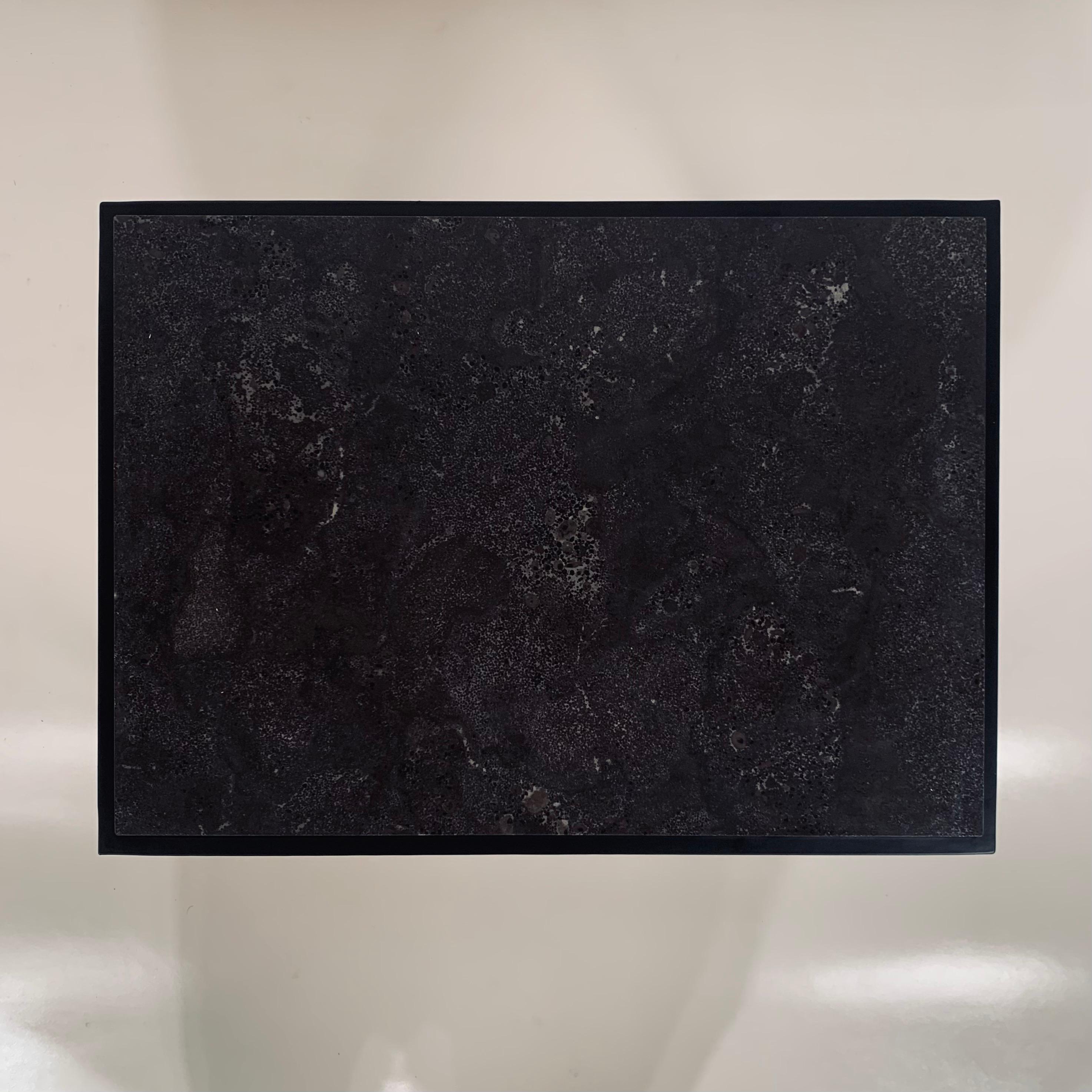 Français Paire de tables d'appoint 'Entretoise' en fer et pierre calcaire noire par Design Frères en vente