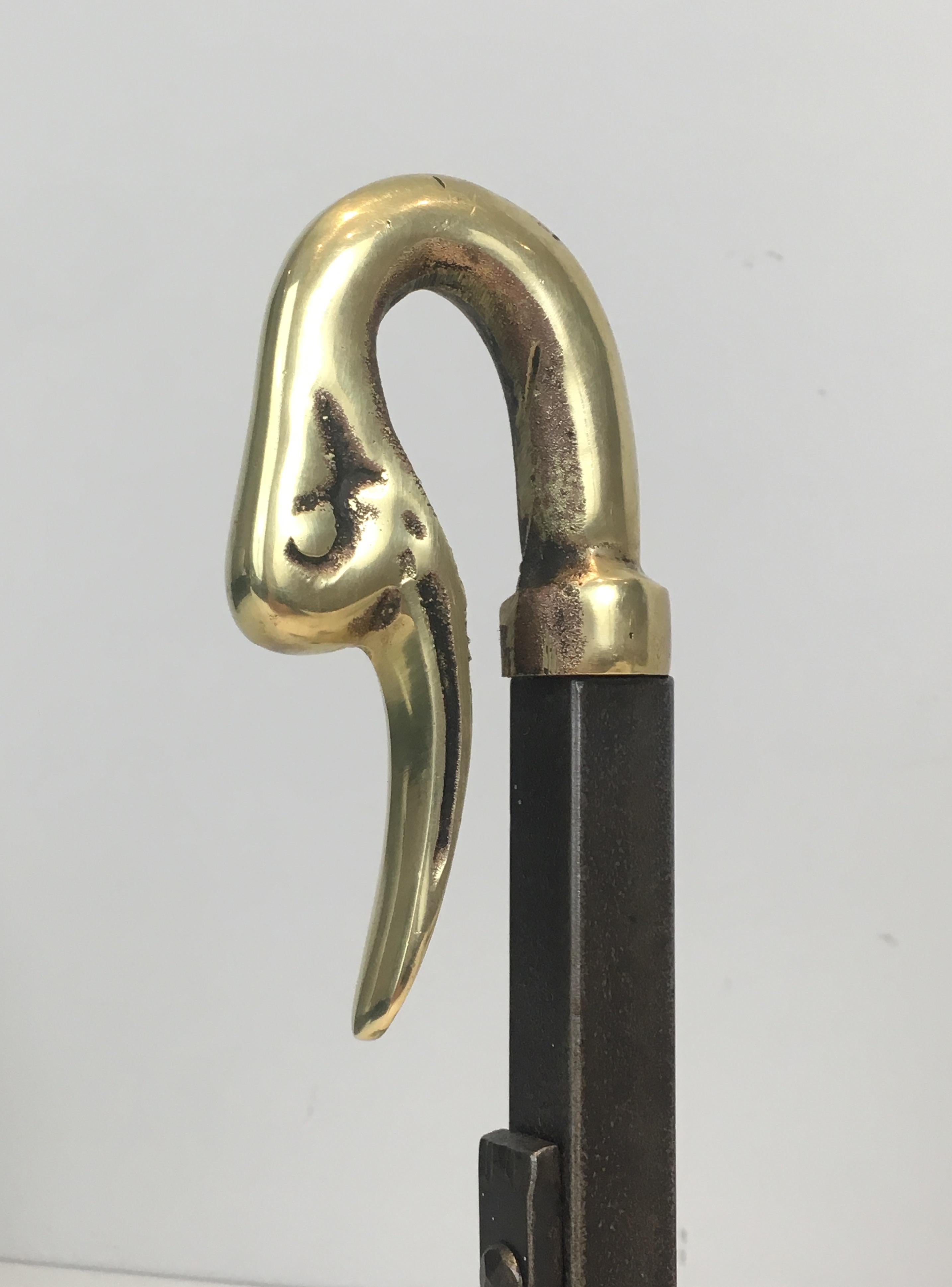 Paar Andirons aus Eisen und Bronze mit Entenköpfen, französisch, um 1940 im Angebot 2
