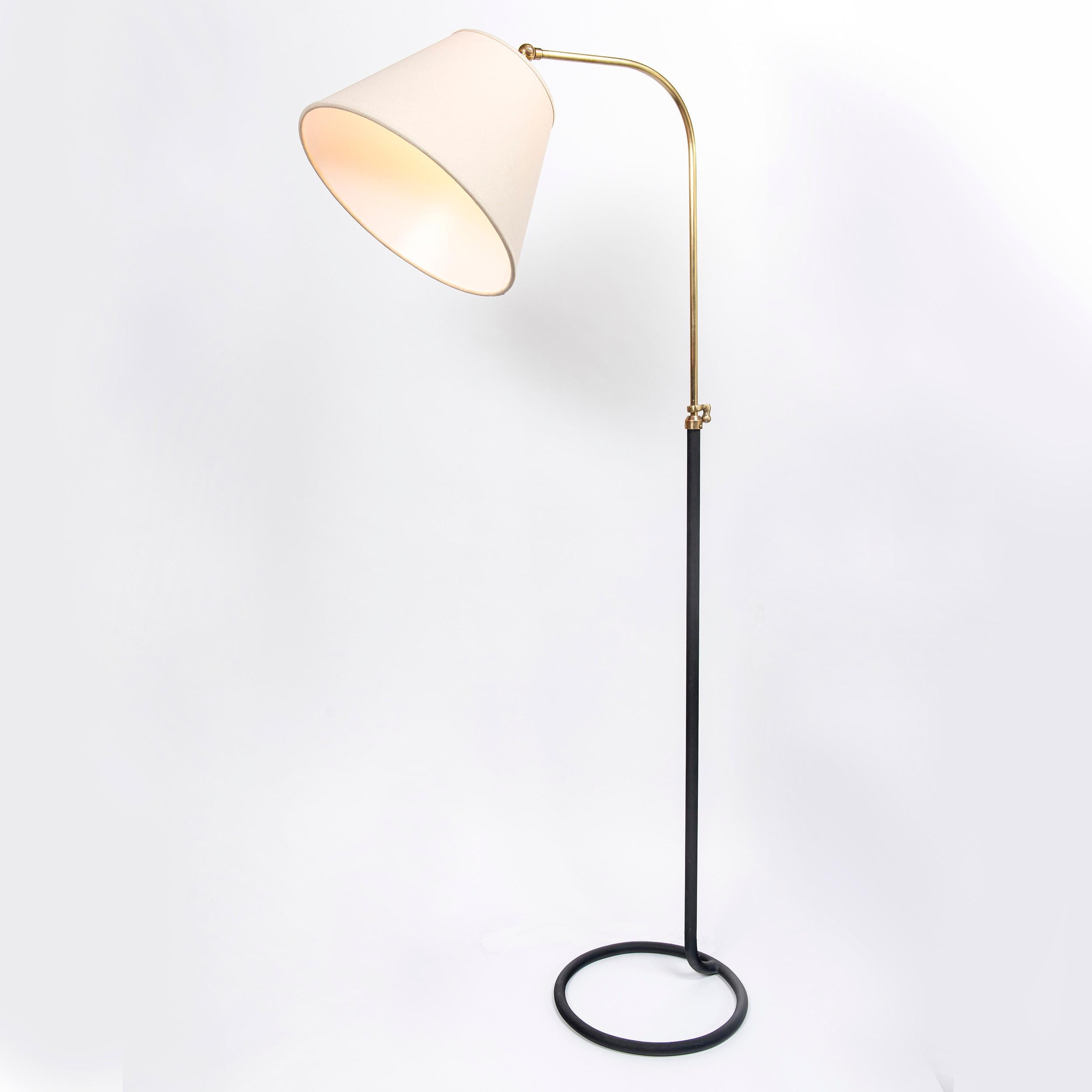 Paire de lampadaires en fer et bronze, par Comte, Argentine, Buenos Aires, vers 1940.

Dimensions : 
Hauteur : 160 cm
Largeur : 35. Largeur avec abat-jour : 38 cm.
Profondeur : 45 cm. Profondeur avec abat-jour : 74 cm.
Diamètre de la base : 35