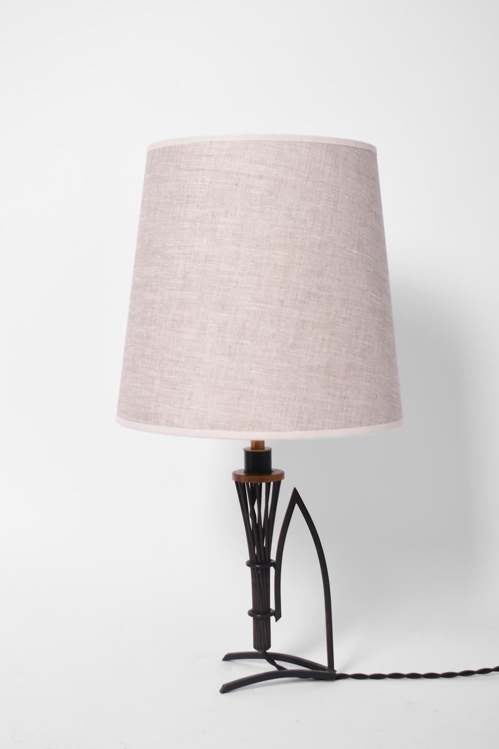 Francese Coppia di lampade in ferro e rame, anni '40. in vendita