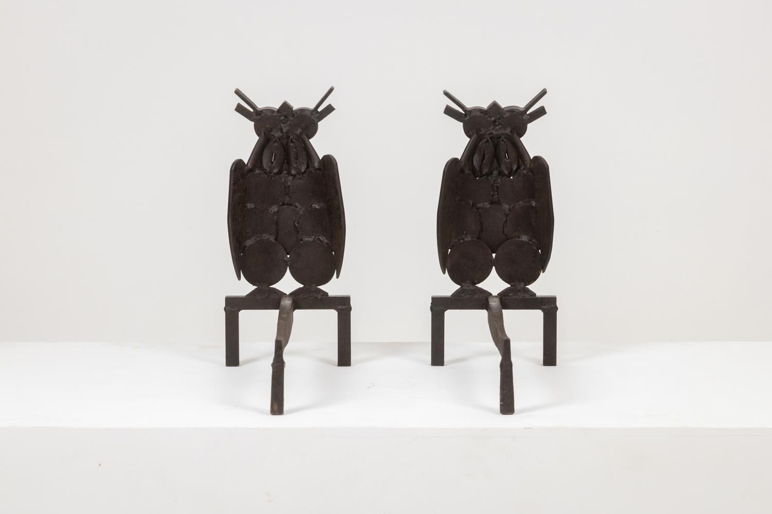 Pair of iron andirons, representing an owl. 1950s. In Excellent Condition In Saint-Ouen, FR