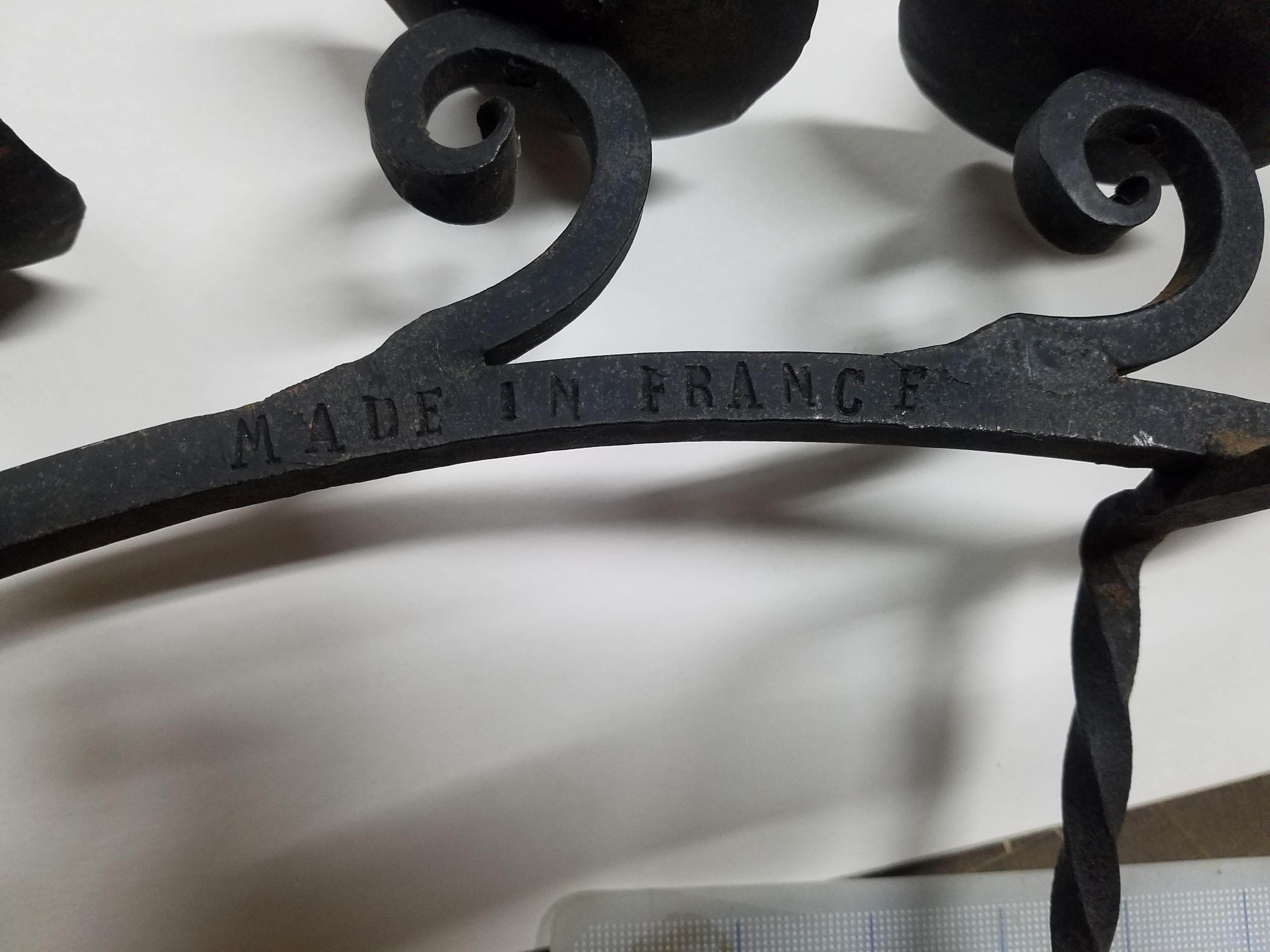 Paire de bougeoirs en fer à figures animales en vente 1