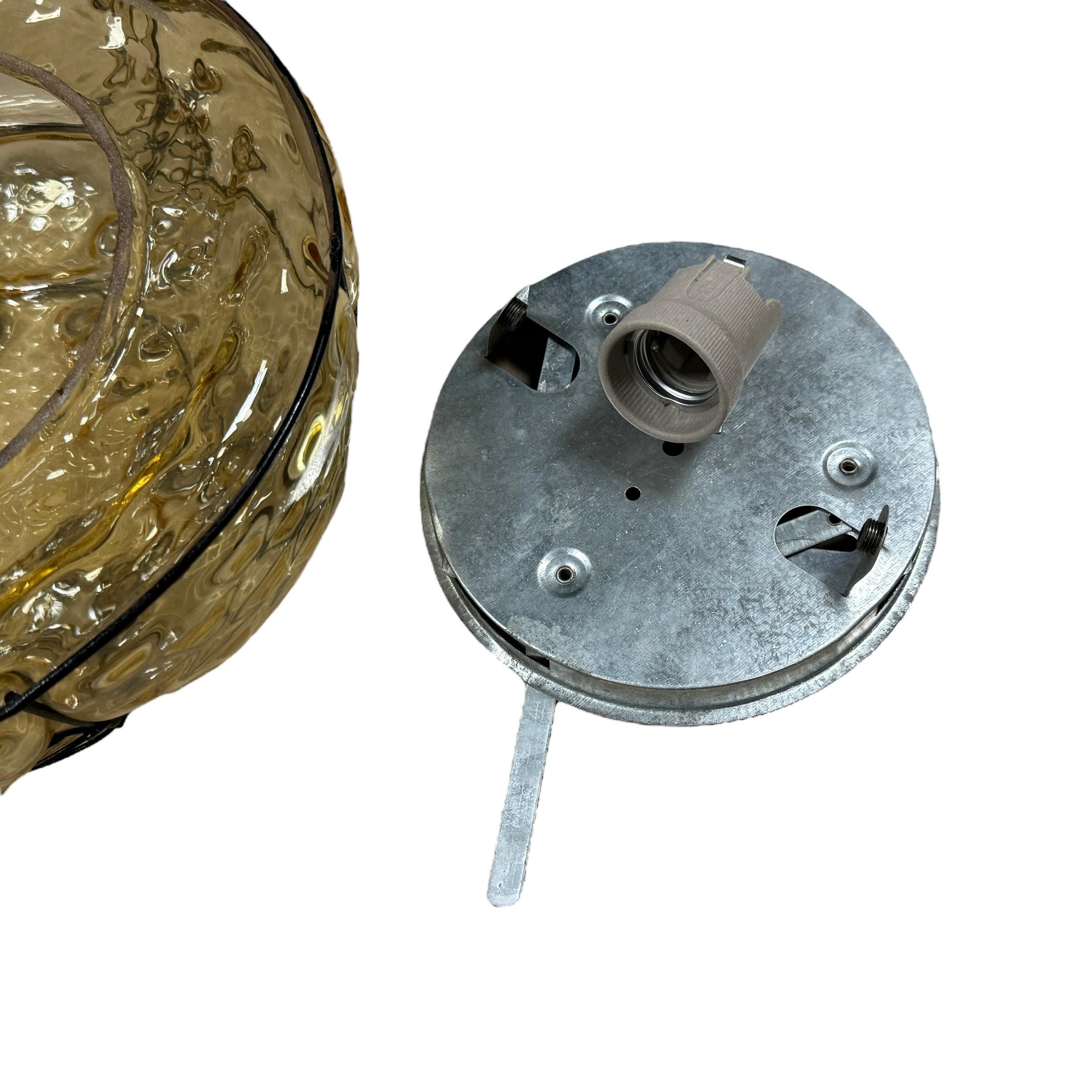 Coppia di  Lampada ad incasso in ferro con vetro veneziano, Italia, anni '50 in vendita 4