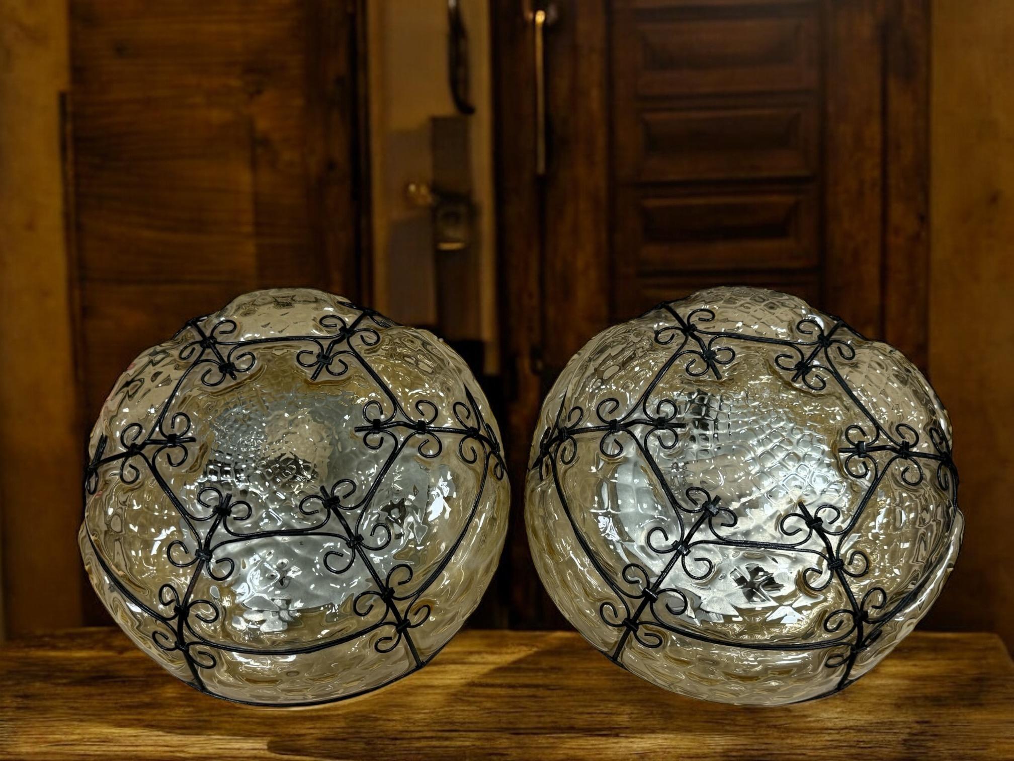 Italiano Coppia di  Lampada ad incasso in ferro con vetro veneziano, Italia, anni '50 in vendita