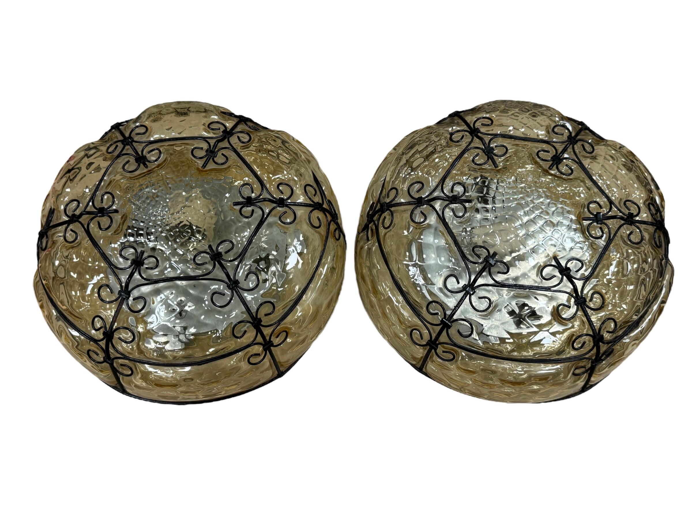 Paire de  Plafonnier ou applique en verre vénitien en cage de fer, Italie, années 1950