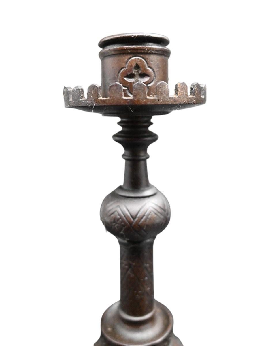 Tedesco Coppia di candelieri in ferro Cj Vombach Frankfurt A. Main Sachsenhausen Circa 1880 in vendita