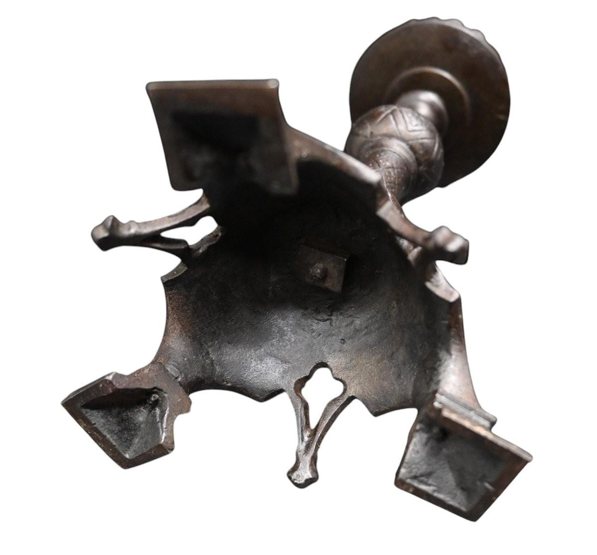 Calco Coppia di candelieri in ferro Cj Vombach Frankfurt A. Main Sachsenhausen Circa 1880 in vendita