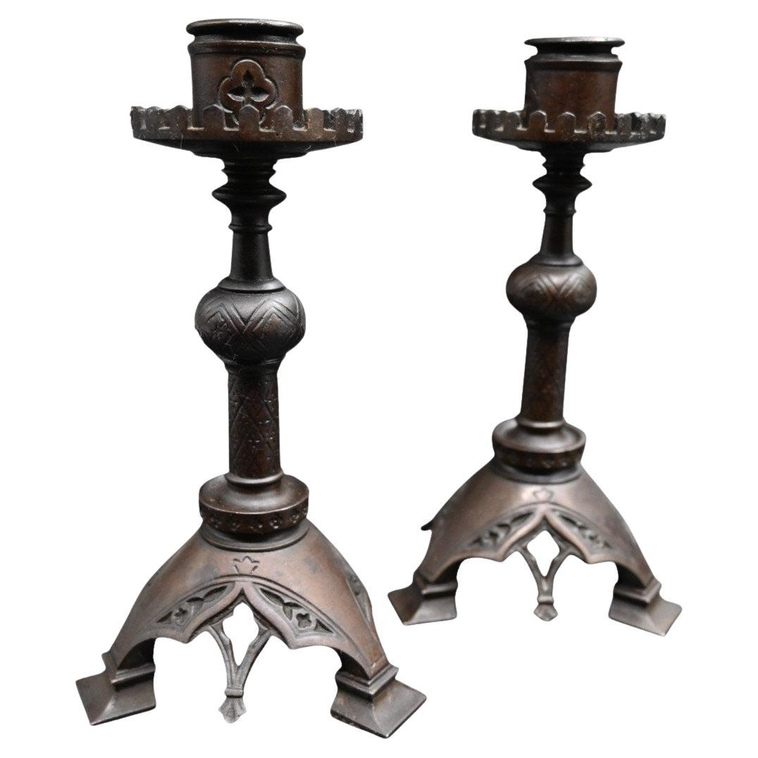 Coppia di candelieri in ferro Cj Vombach Frankfurt A. Main Sachsenhausen Circa 1880 in vendita