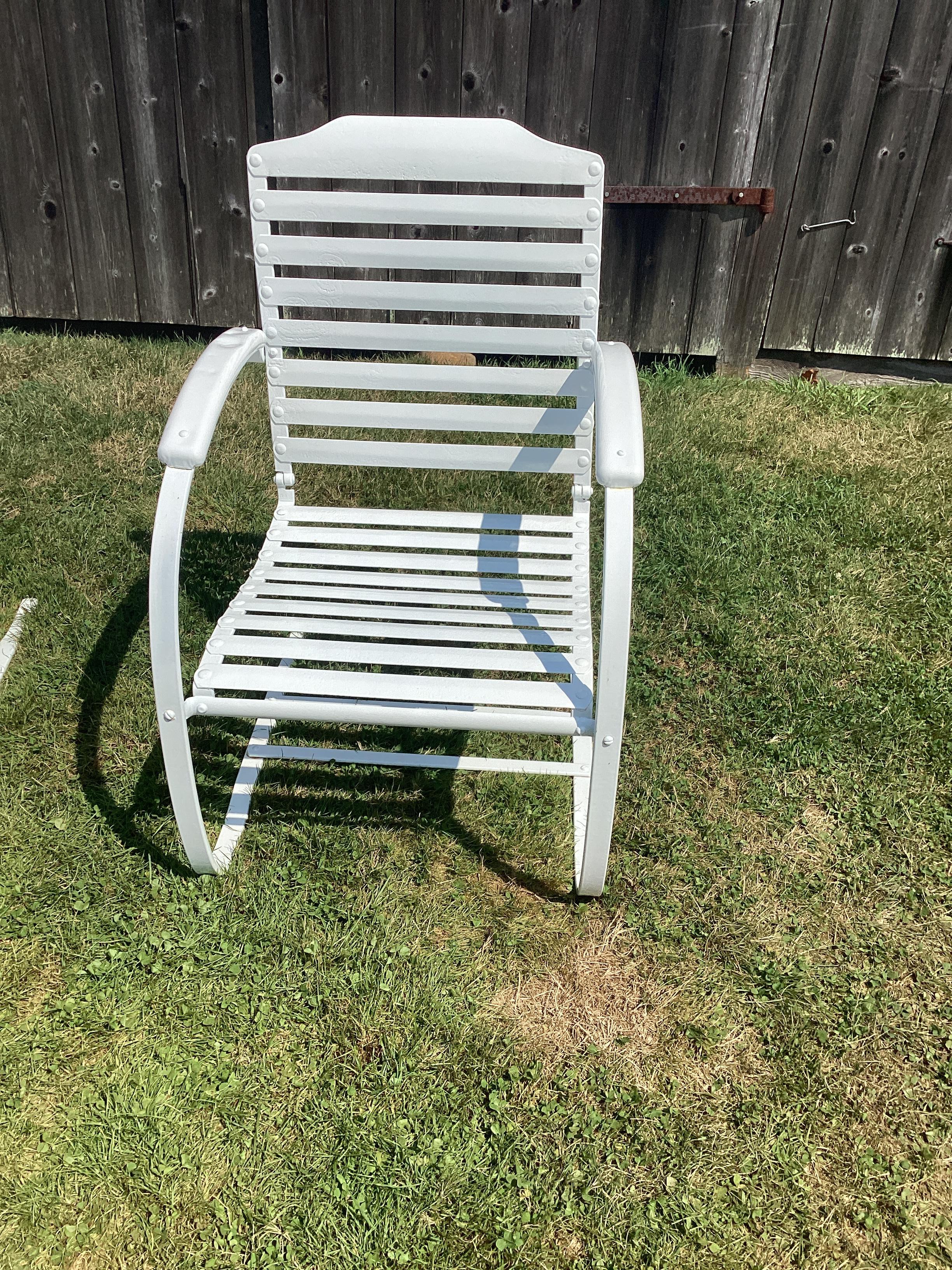 Paire de chaises cantilever en fer. Ces chaises ont été nettoyées au jet de sable et ont fait l'objet d'une nouvelle  enrobé de poudre.
Deux paires sont disponibles et sont listées séparément.
Veuillez nous contacter pour connaître les options