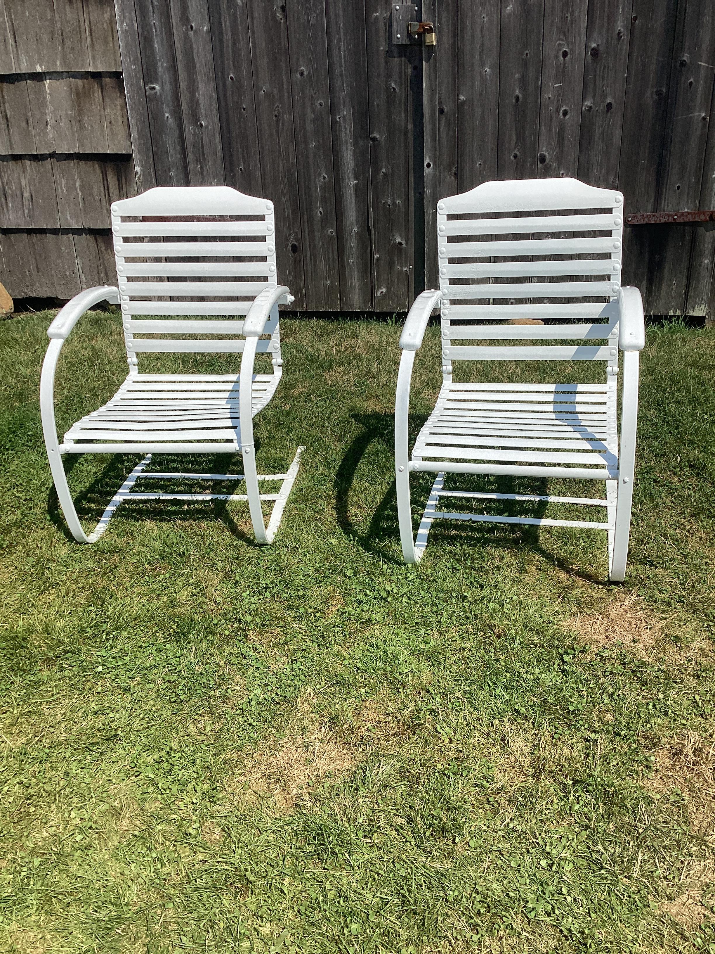 Paire de chaises cantilever en fer. Ces chaises ont été nettoyées au jet de sable et ont fait l'objet d'une nouvelle  enrobé de poudre.
Deux paires sont disponibles et sont listées séparément.
Veuillez nous contacter pour connaître les options