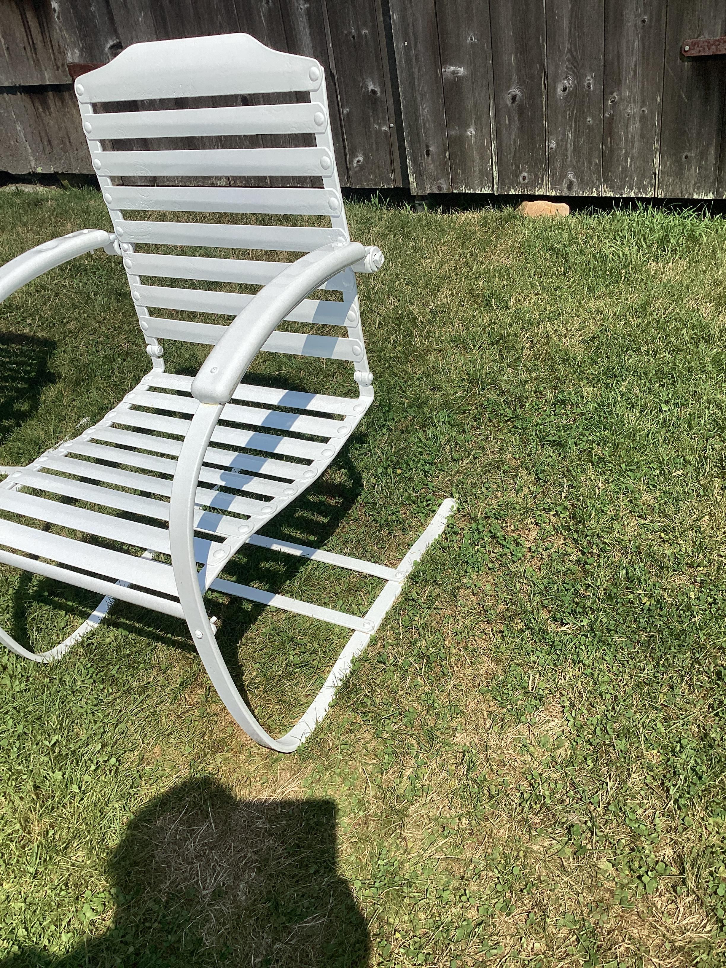 Paire de chaises cantilever en fer Bon état - En vente à Chapel Hill, NC