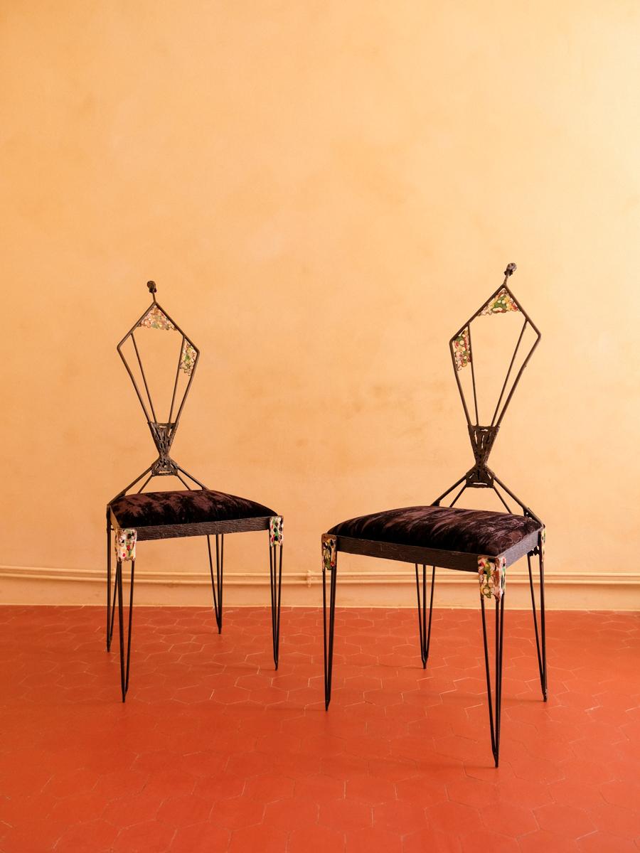 Paire de chaises en fer de l'artiste Ugo Trevisan (1904- ?), avec décoration en fer perforé et visage sculpté au sommet du siège, vers 1960, 120 x 60 x 60 cm.

La forme incurvée de la chaise, qui se termine par une tête d'homme sculpturale, donne
