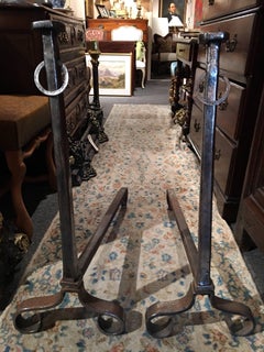 Paar eiserne Chenets oder Feuerböcke mit einem dekorativen Ring, 19. Jahrhundert