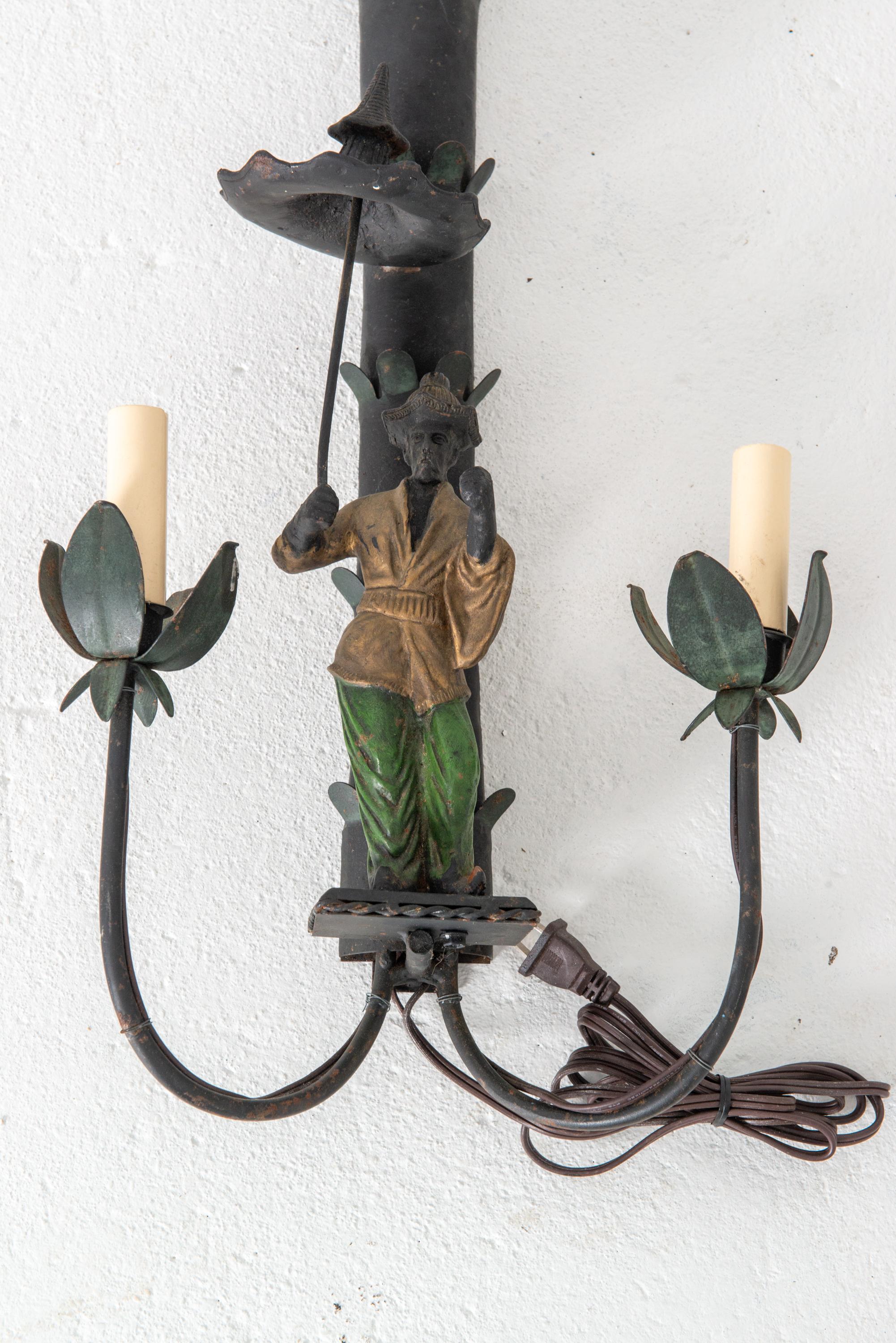 Coppia di appliques in ferro con figure e palme in vendita 2