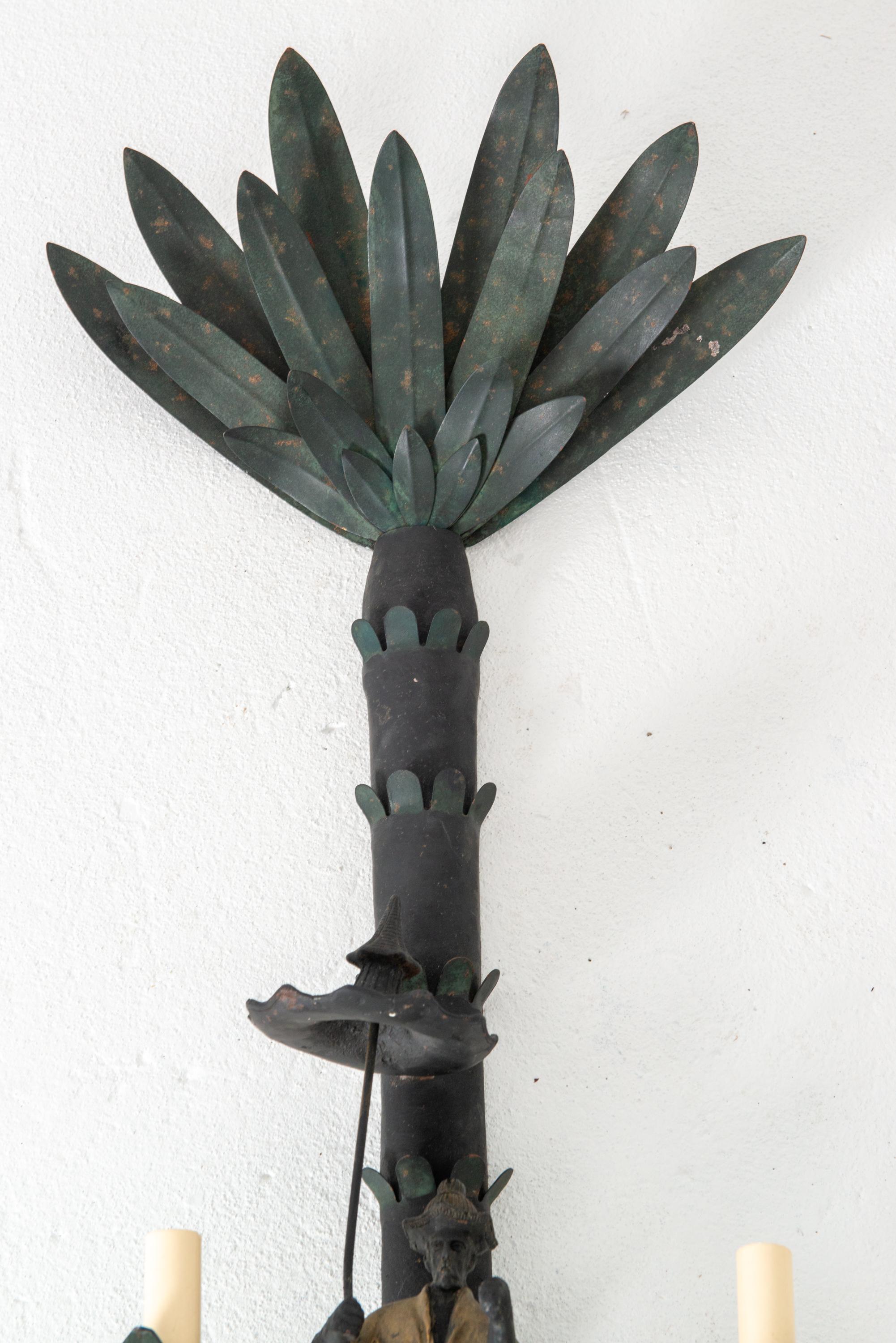 Coppia di appliques in ferro con figure e palme in vendita 3