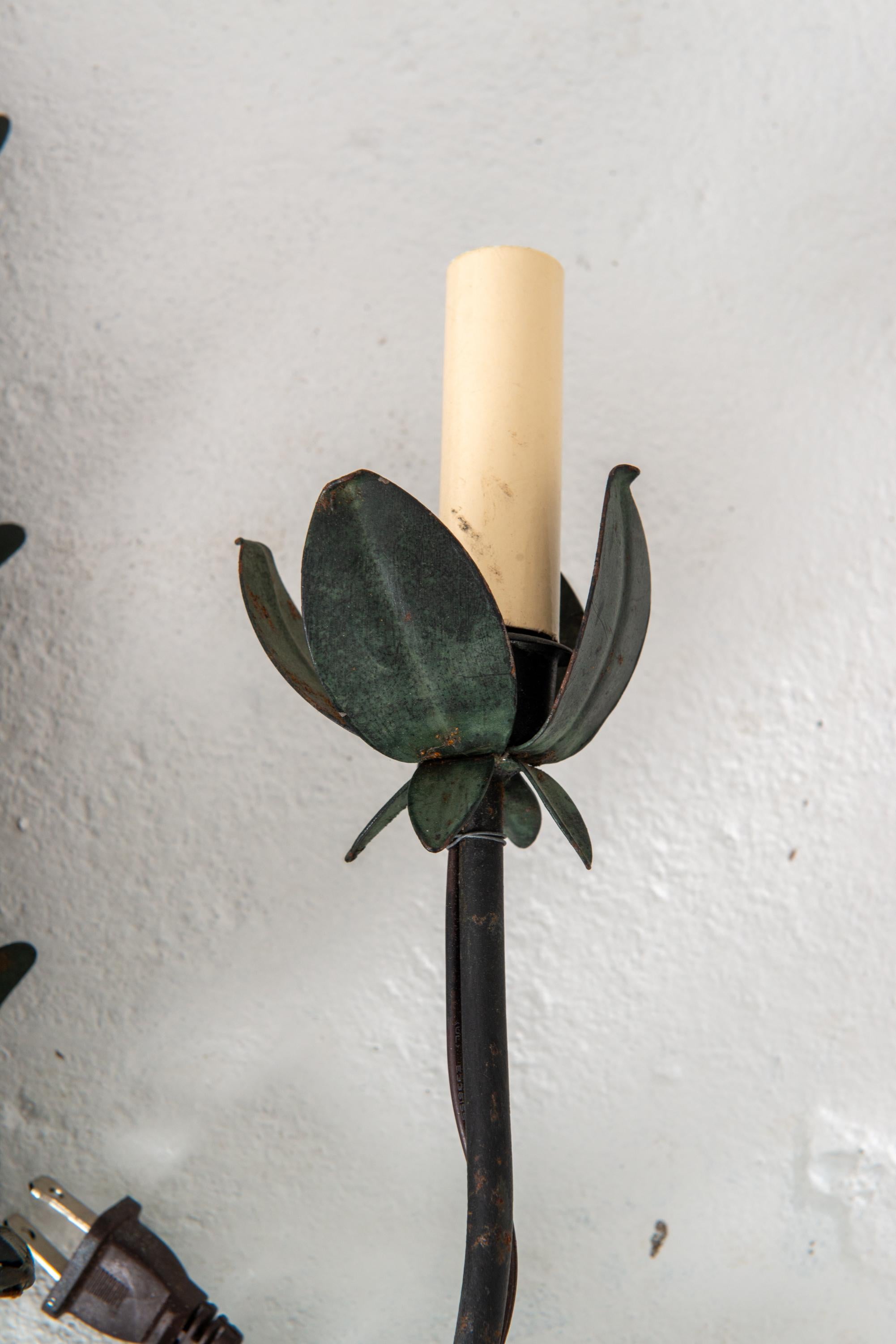 Coppia di appliques in ferro con figure e palme in vendita 4