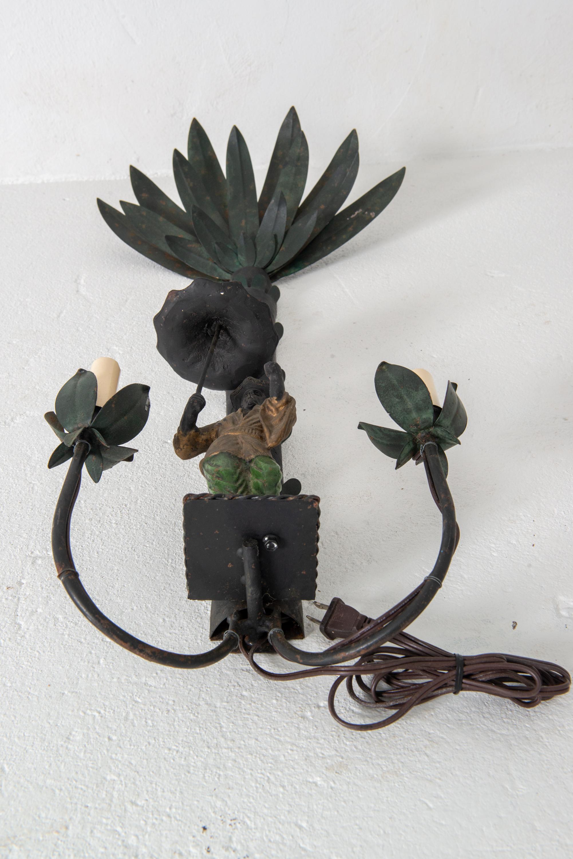 Coppia di appliques in ferro con figure e palme in vendita 5