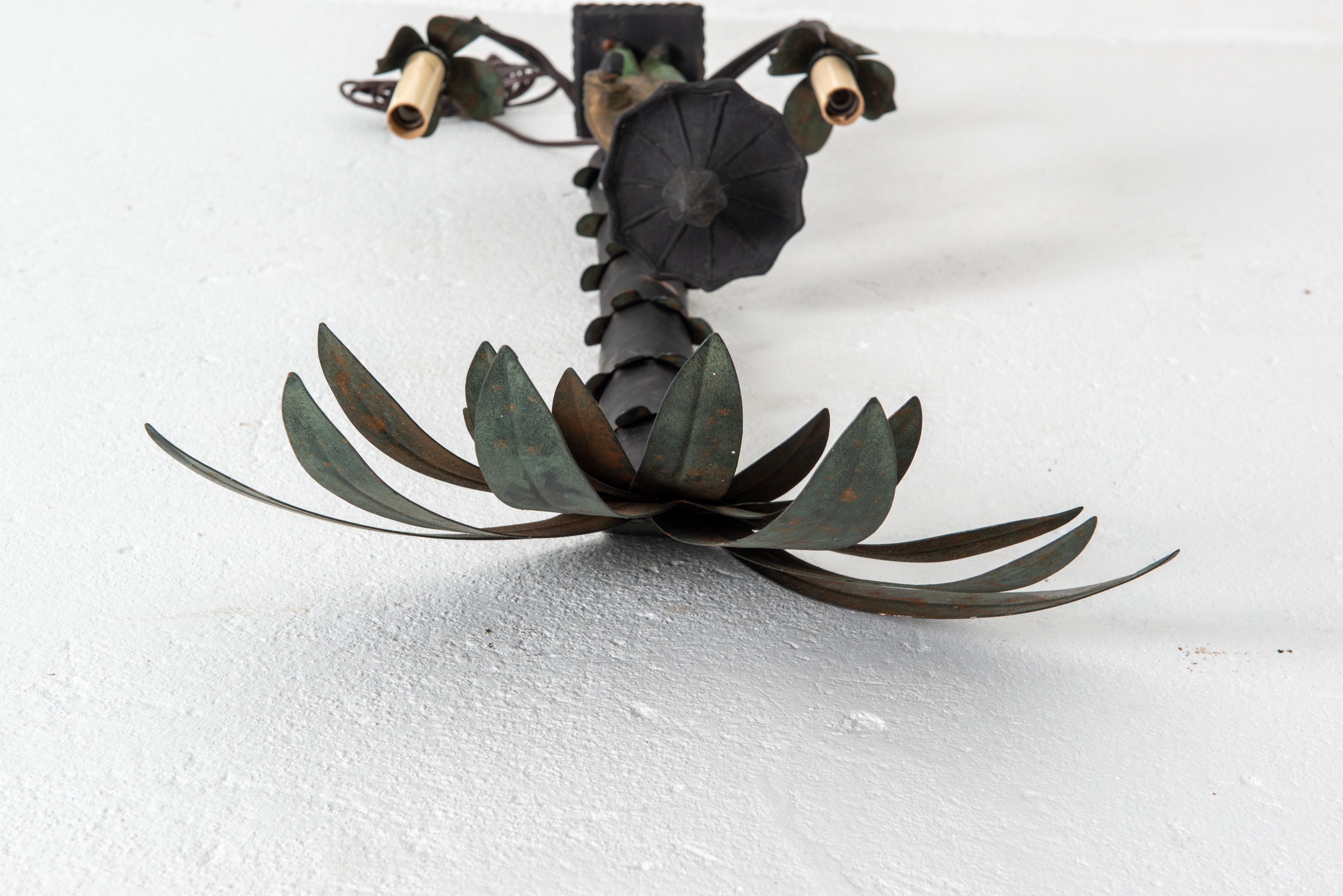 Coppia di appliques in ferro con figure e palme in vendita 6