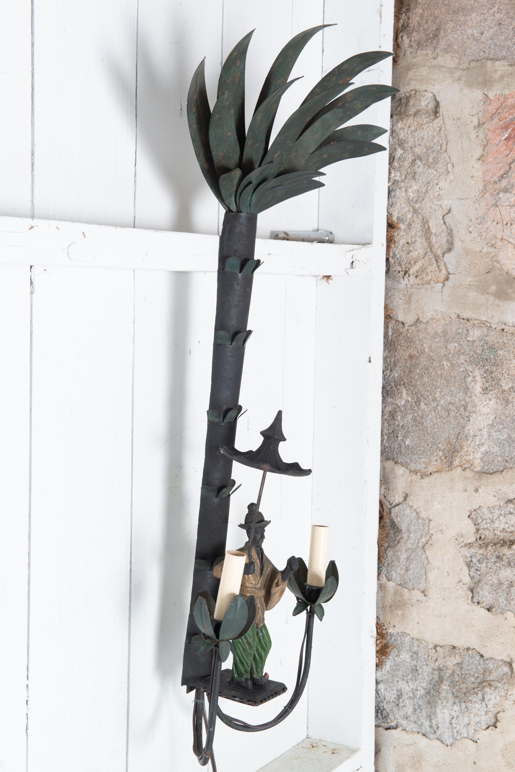 Coppia di appliques in ferro con figure e palme in vendita 8