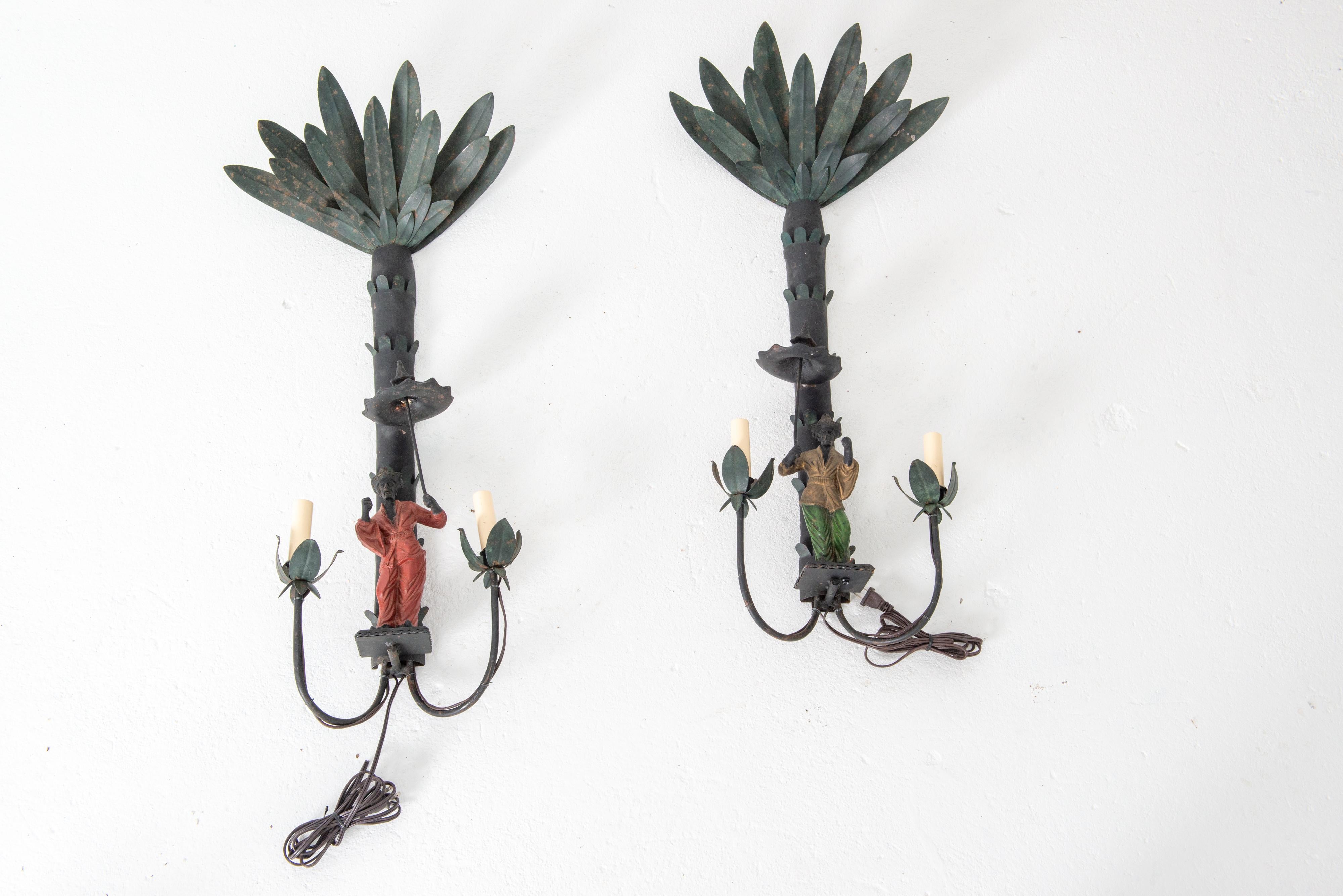  Una sostanziosa e insolita coppia di lampade a palma e figure di Chinoiserie. Una figura indossa abiti rossi. L'altra figura indossa una camicia rosa e pantaloni blu. Ognuno di loro sfoggia un ombrellino. Le figure sono larghe 4,5