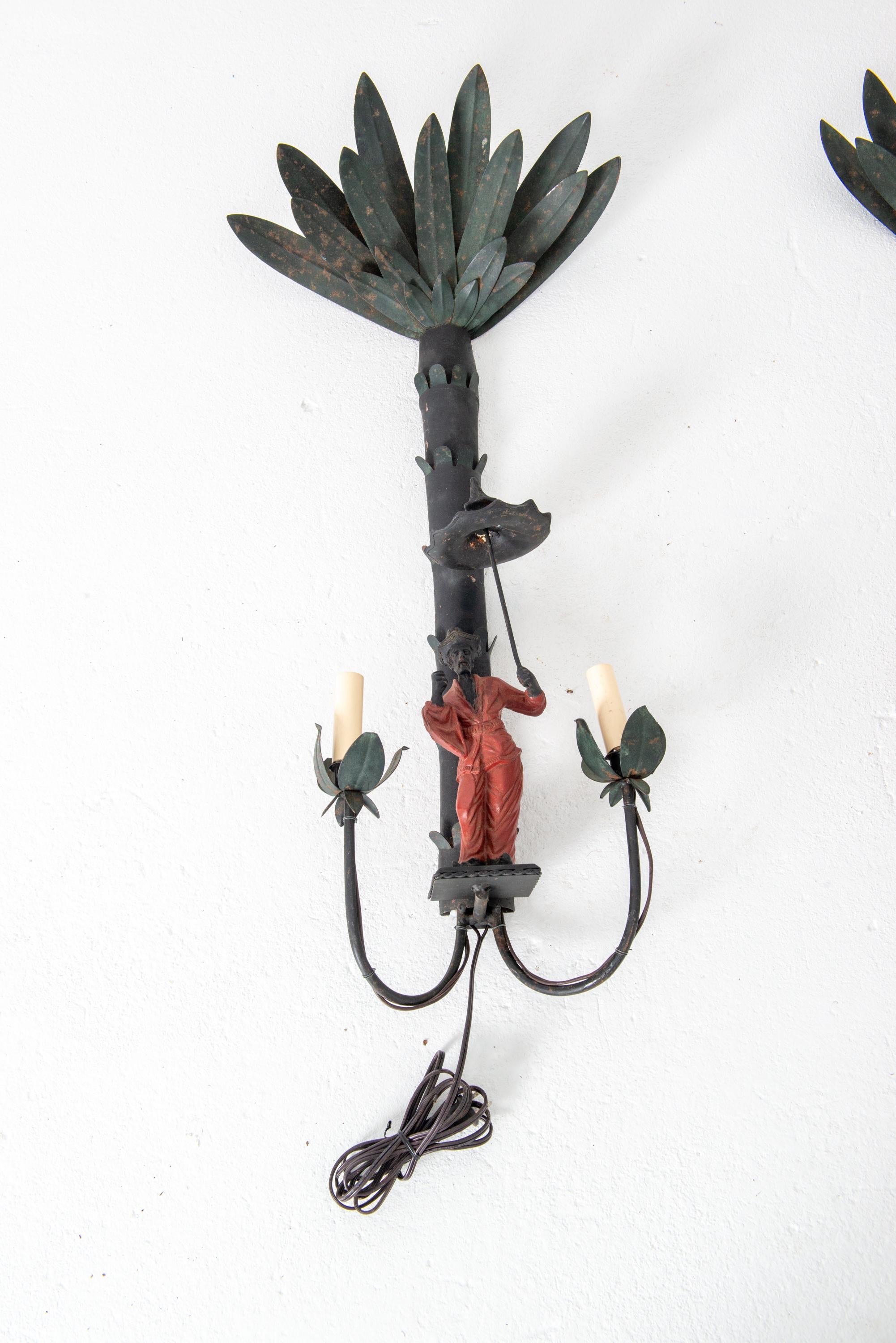 Cineserie Coppia di appliques in ferro con figure e palme in vendita