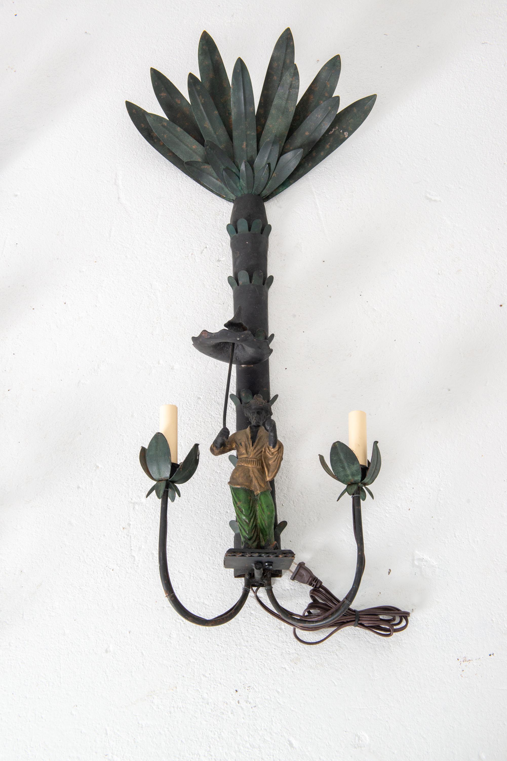 Francese Coppia di appliques in ferro con figure e palme in vendita