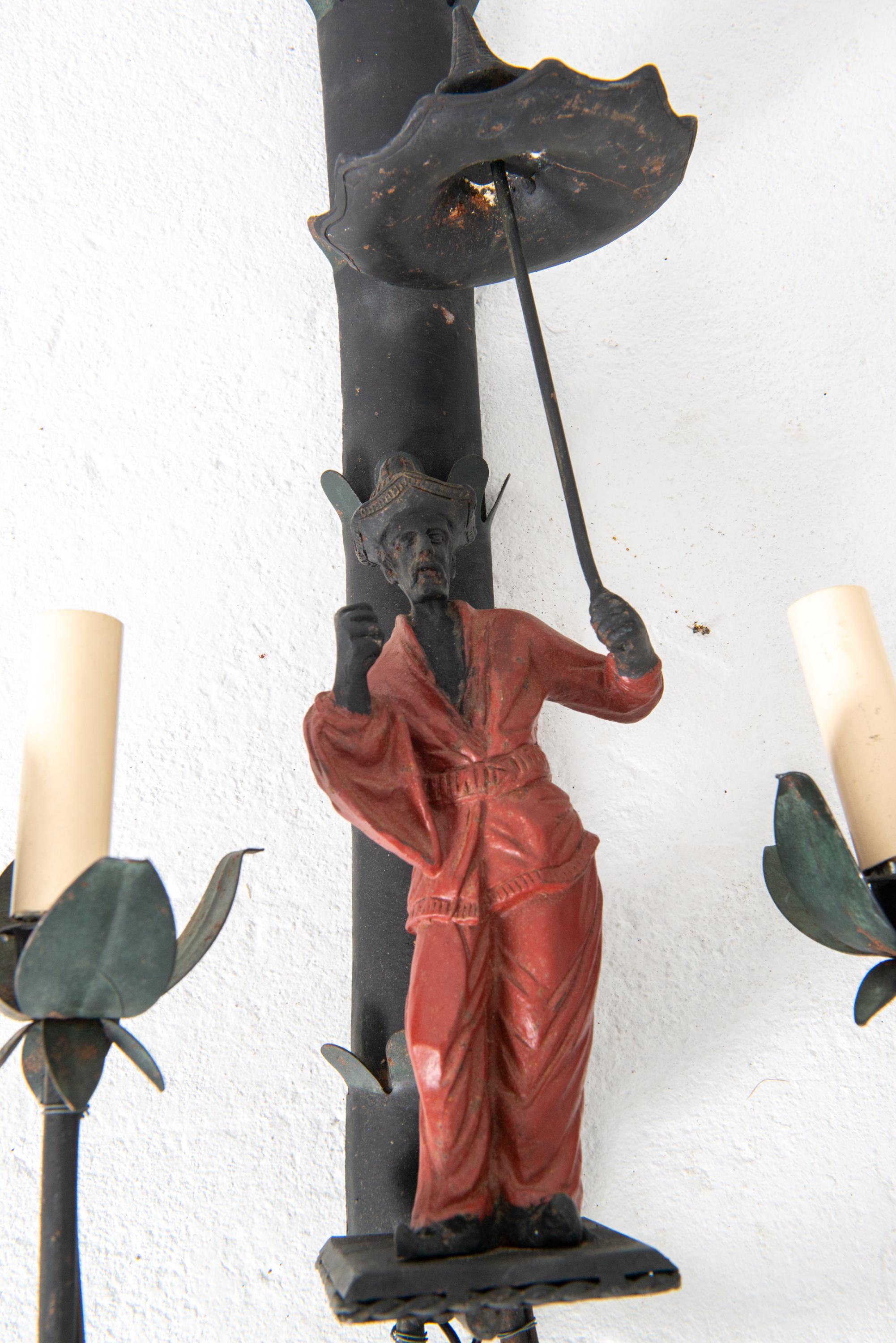 Dipinto a mano Coppia di appliques in ferro con figure e palme in vendita