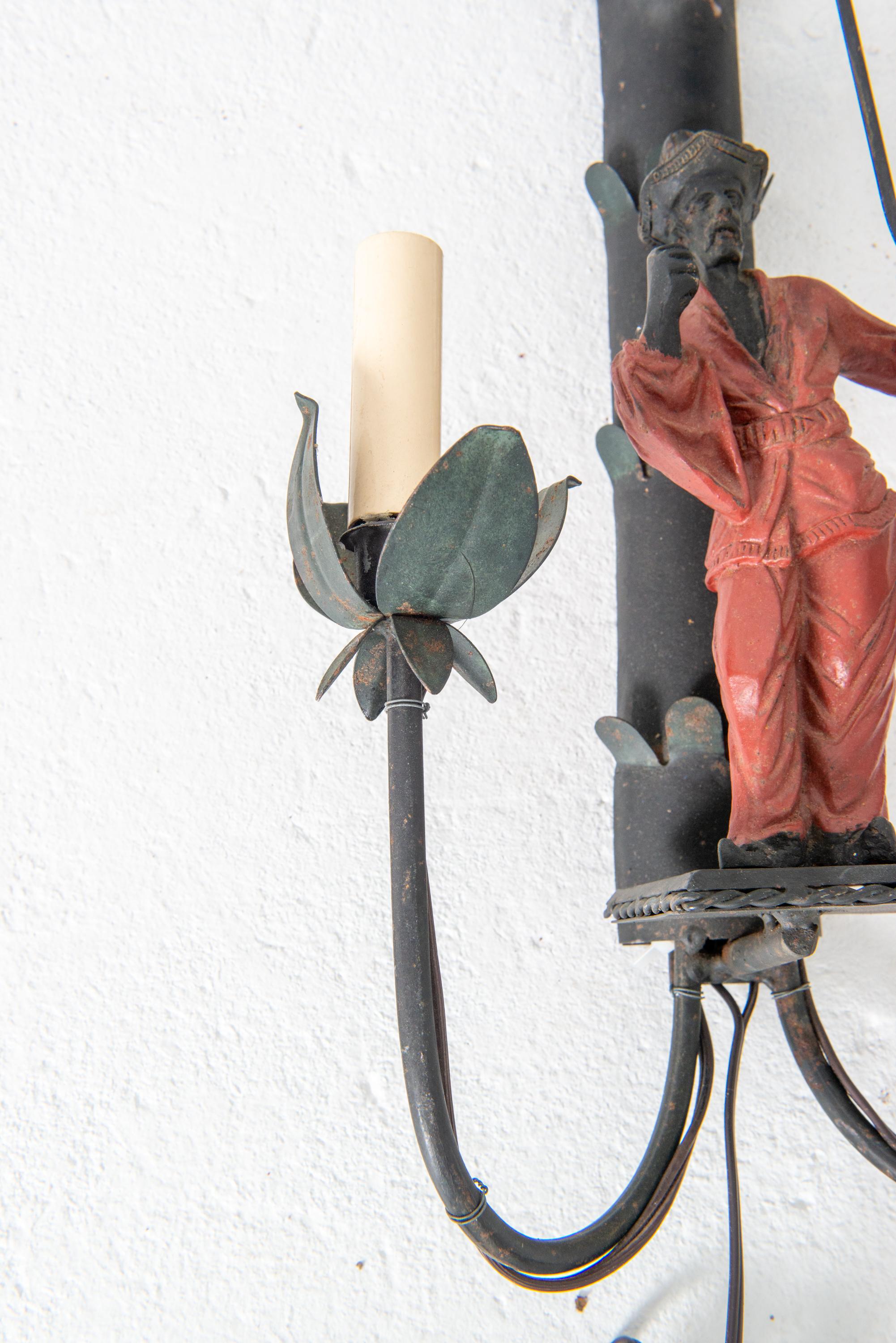 Coppia di appliques in ferro con figure e palme In condizioni buone in vendita a Stamford, CT