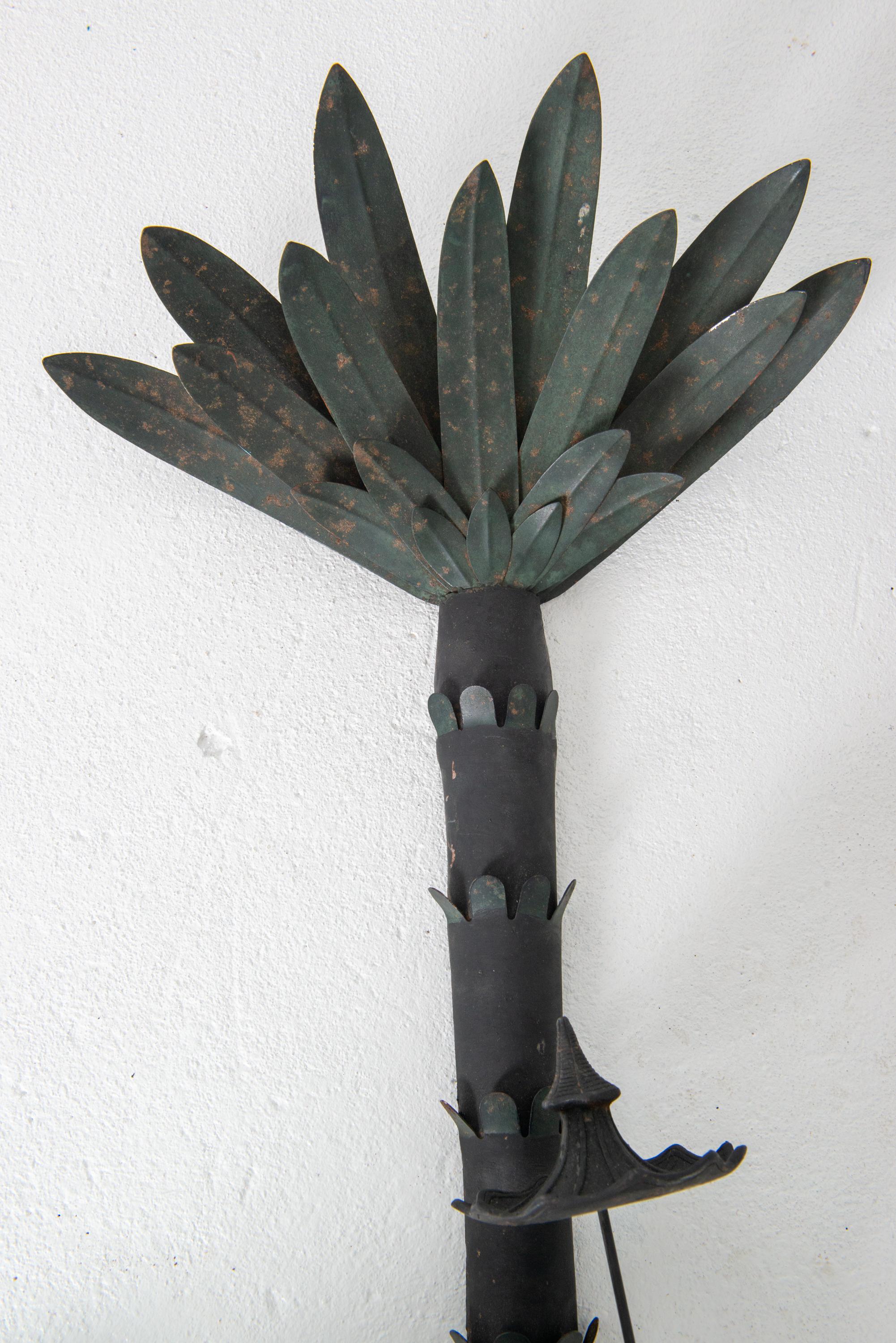 XIX secolo Coppia di appliques in ferro con figure e palme in vendita