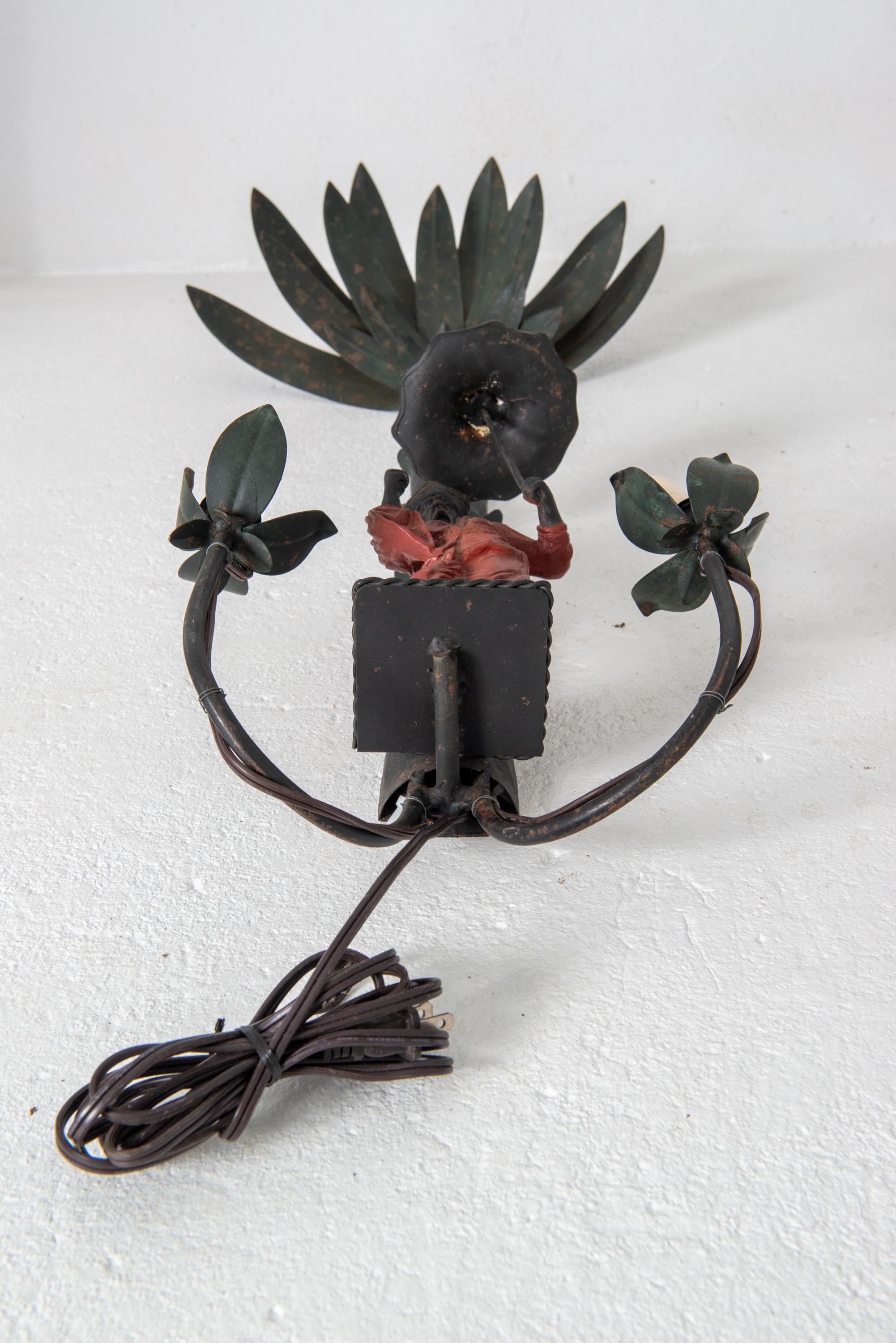 Metallo Coppia di appliques in ferro con figure e palme in vendita