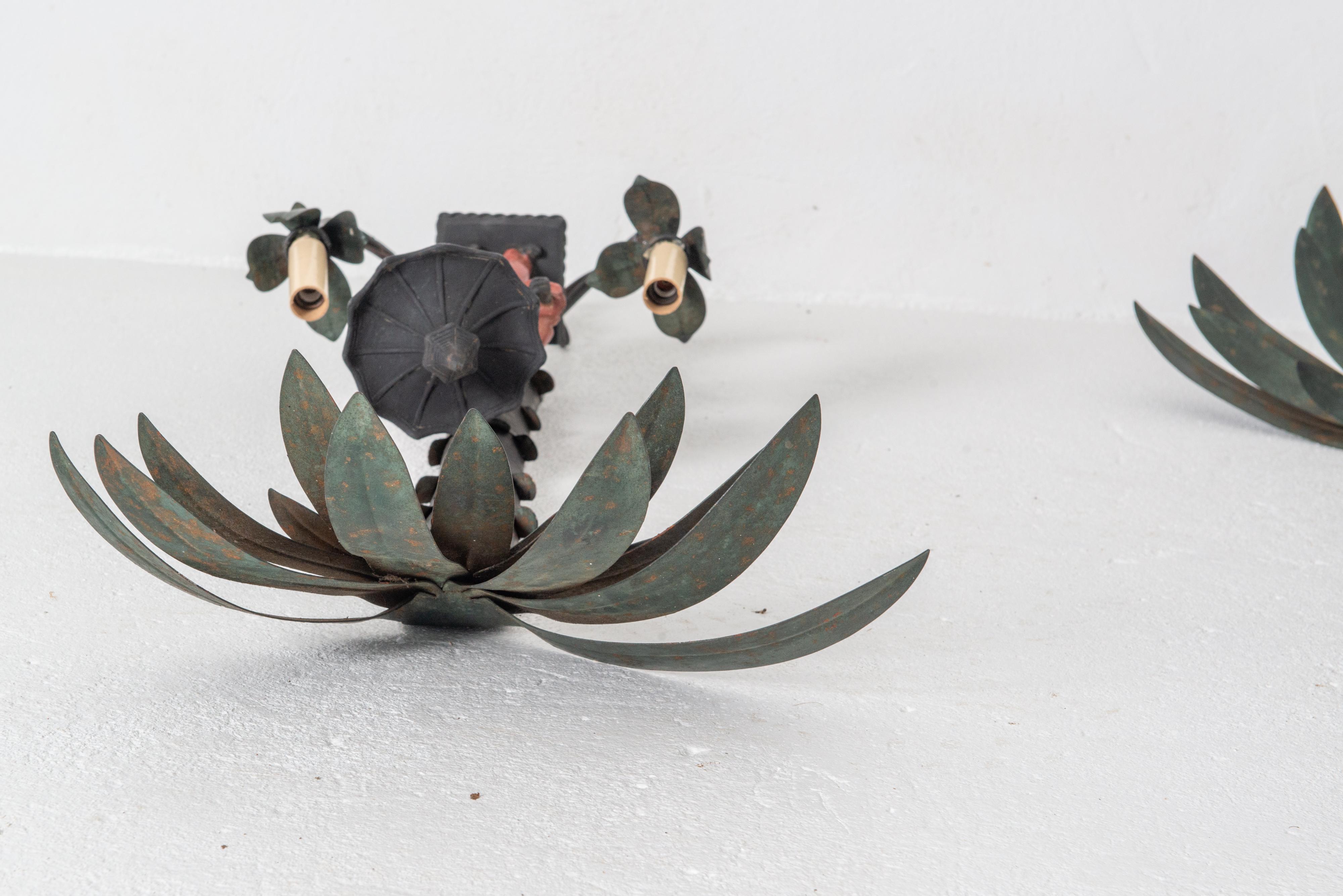 Coppia di appliques in ferro con figure e palme in vendita 1